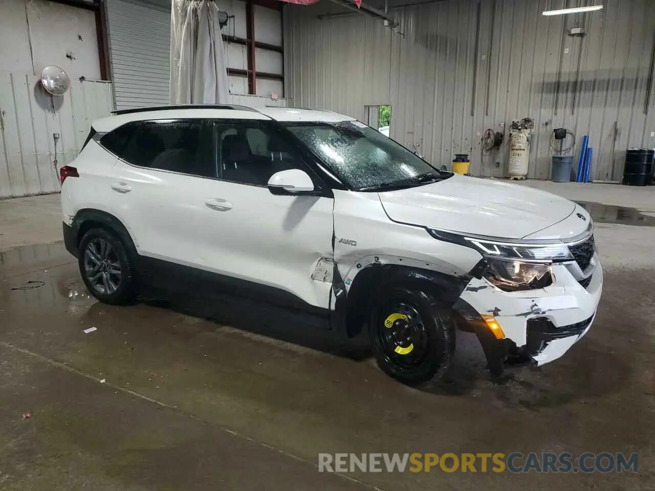 4 Photograph of a damaged car KNDEUCAAXM7169264 KIA SELTOS 2021