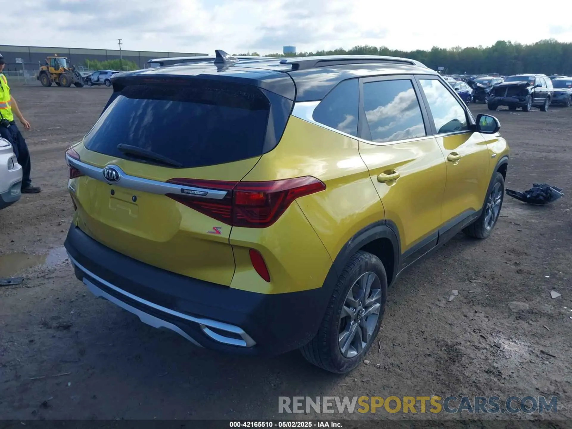 4 Photograph of a damaged car KNDEUCAAXM7169894 KIA SELTOS 2021