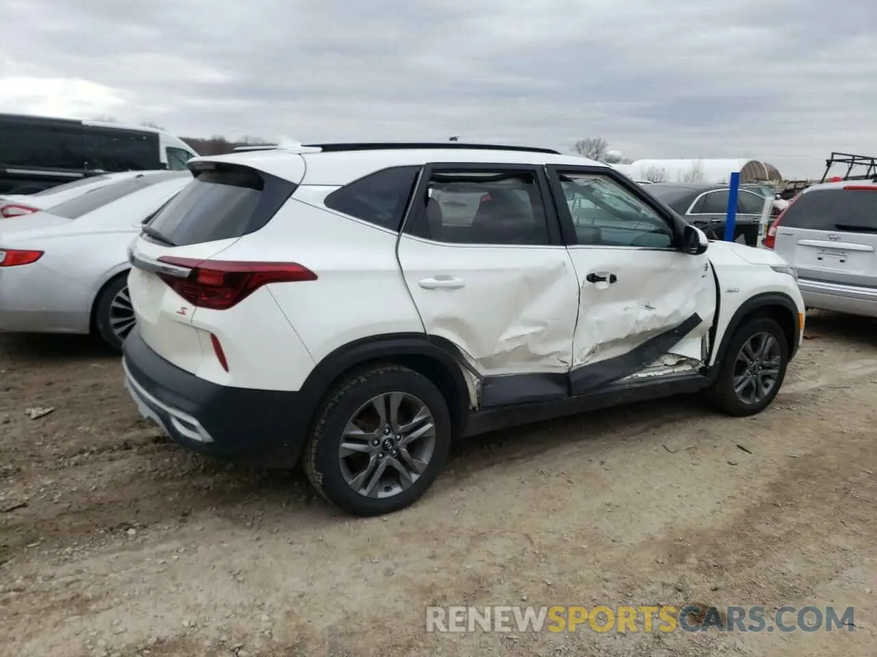 3 Photograph of a damaged car KNDEUCAAXM7170110 KIA SELTOS 2021
