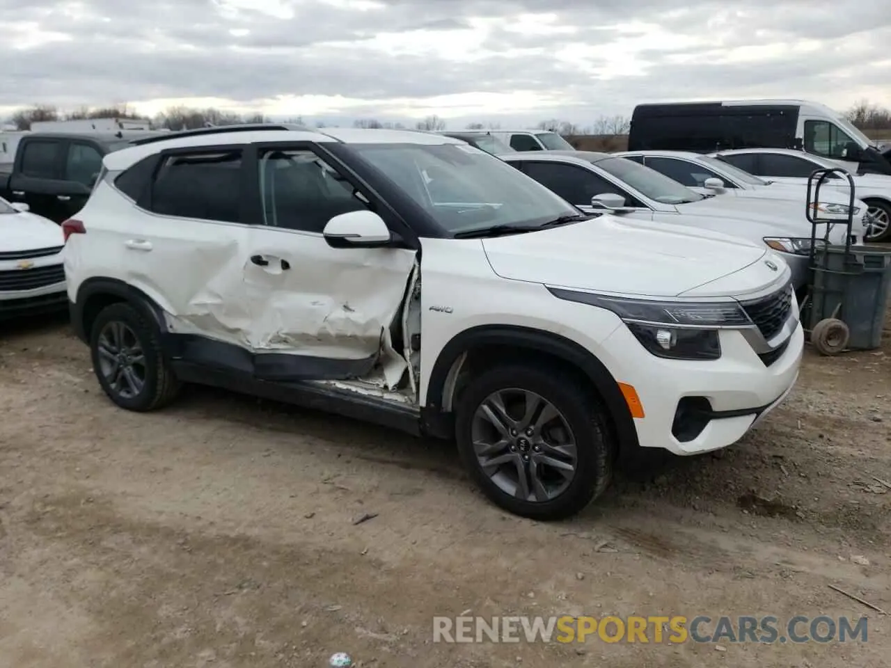 4 Photograph of a damaged car KNDEUCAAXM7170110 KIA SELTOS 2021