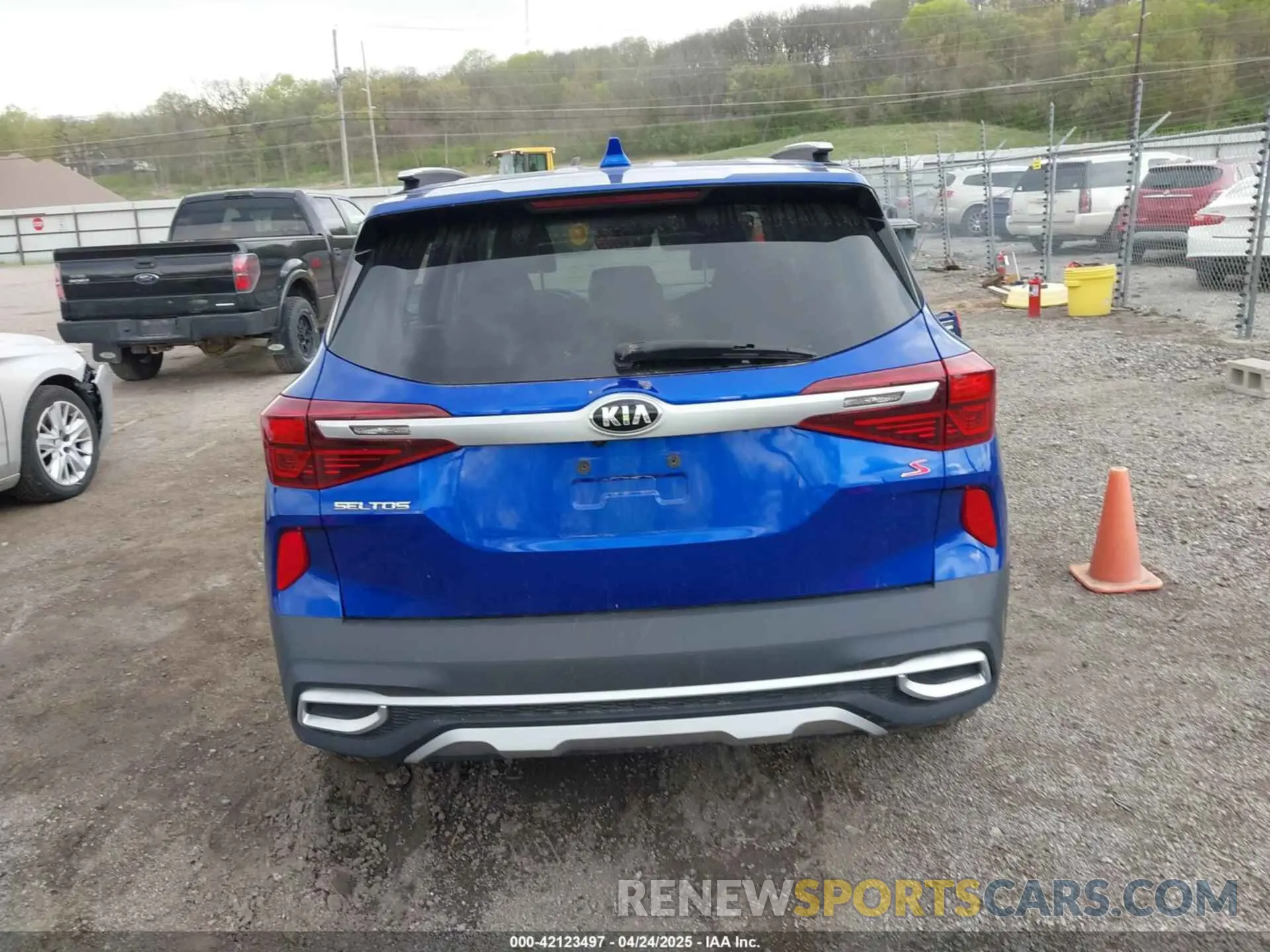 15 Photograph of a damaged car KNDEUCAAXM7221587 KIA SELTOS 2021