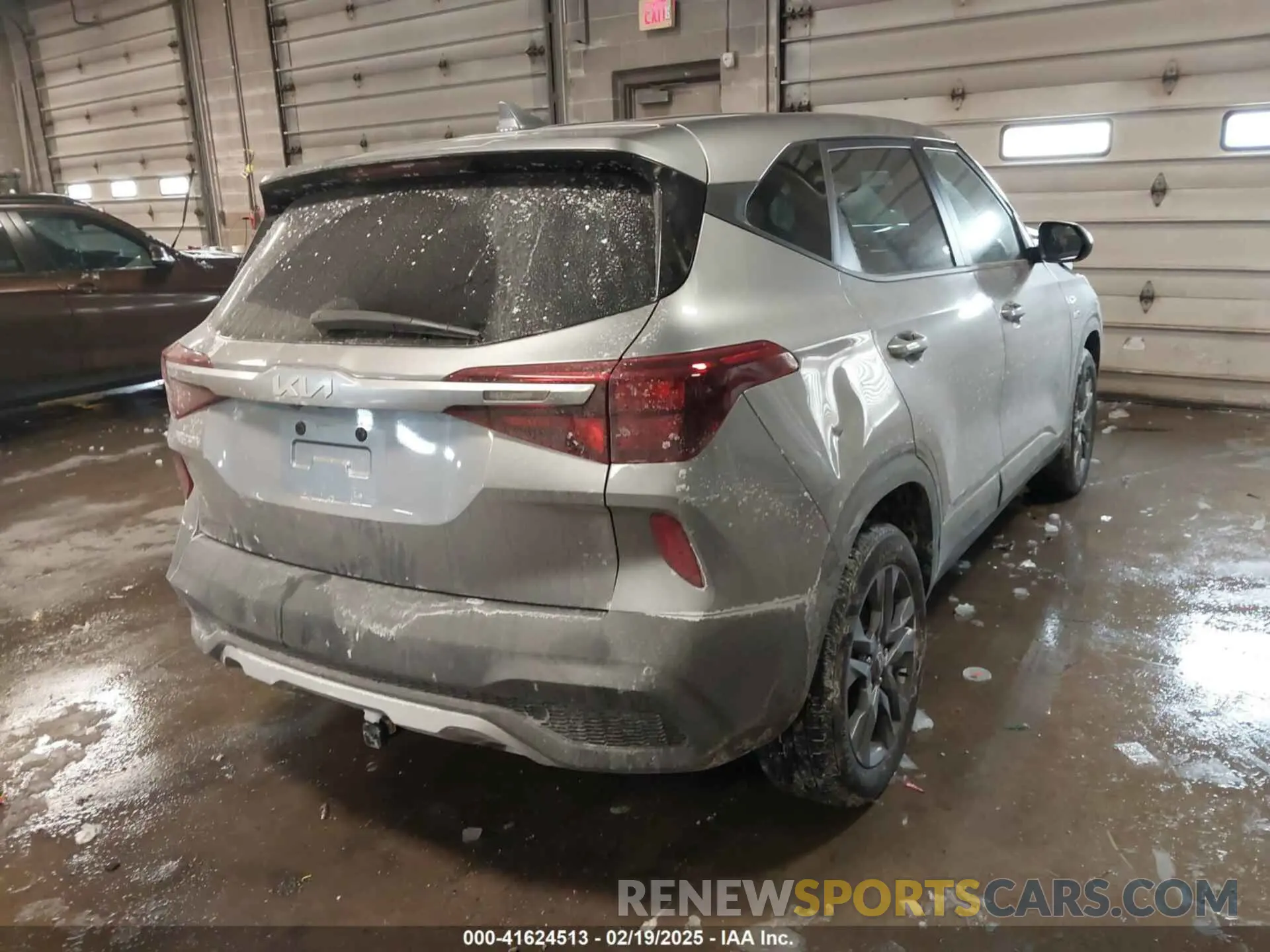 4 Photograph of a damaged car KNDEPCAA2N7303631 KIA SELTOS 2022