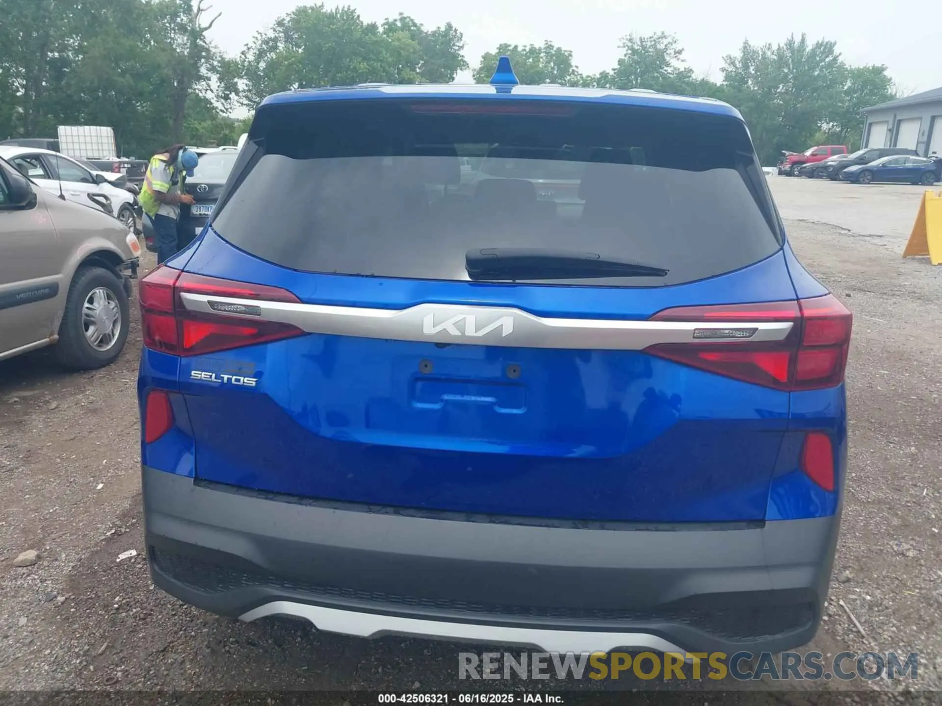 17 Photograph of a damaged car KNDEPCAA7N7260033 KIA SELTOS 2022