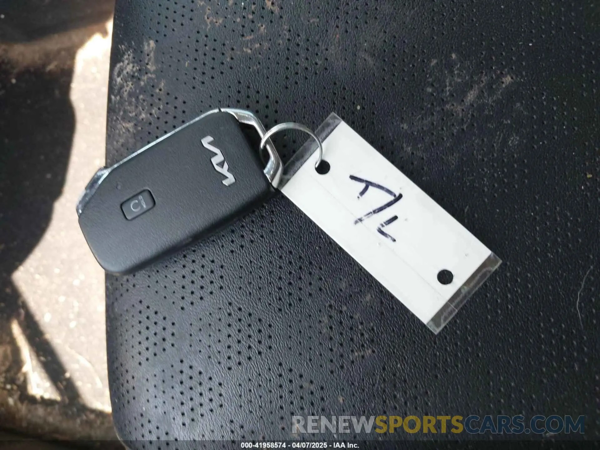 11 Photograph of a damaged car KNDERCAA2N7260578 KIA SELTOS 2022