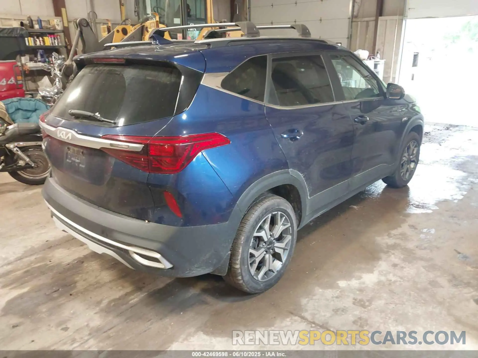 4 Photograph of a damaged car KNDERCAA3N7277292 KIA SELTOS 2022