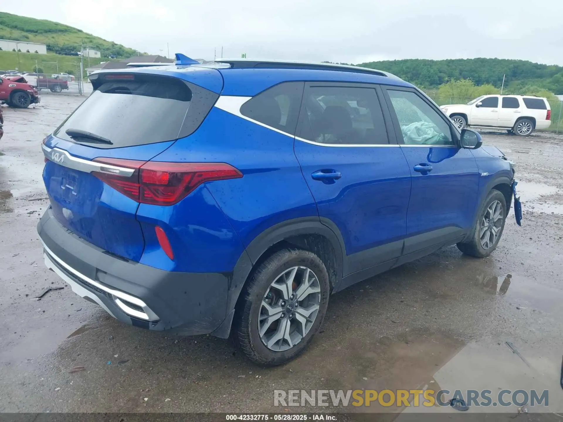 4 Photograph of a damaged car KNDERCAA8N7237970 KIA SELTOS 2022