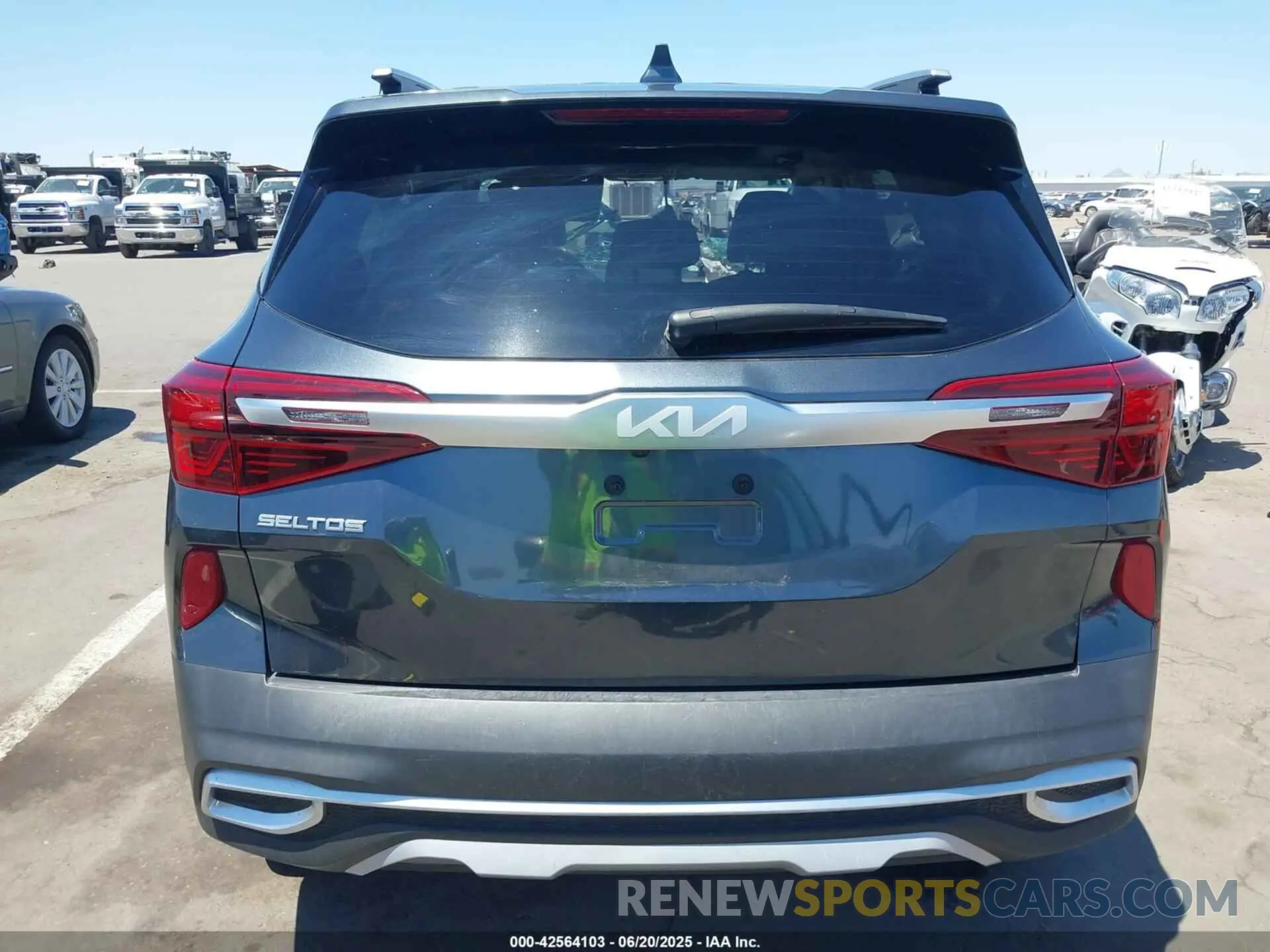 16 Photograph of a damaged car KNDERCAA9N7299054 KIA SELTOS 2022