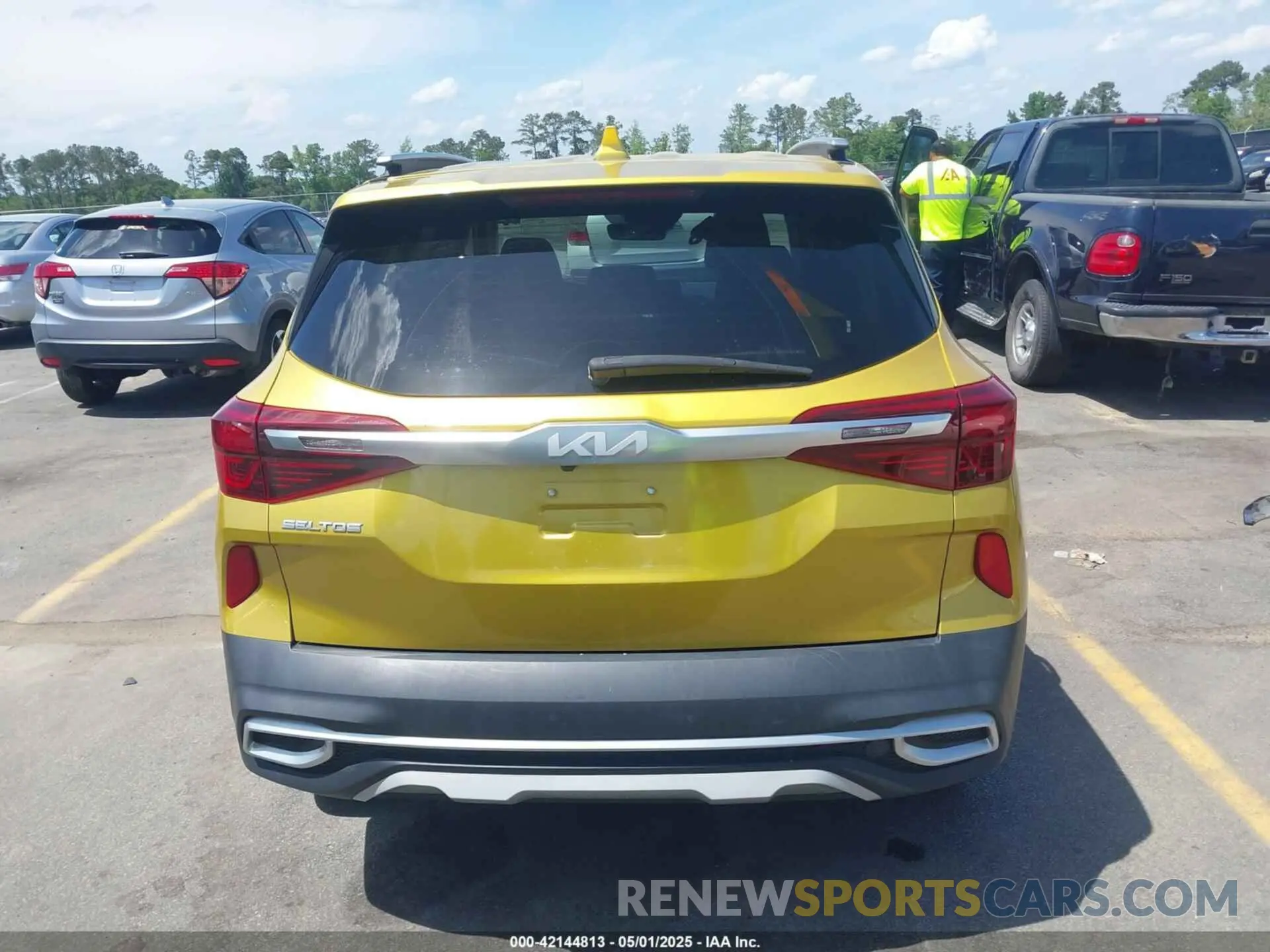 17 Photograph of a damaged car KNDETCA24N7277683 KIA SELTOS 2022