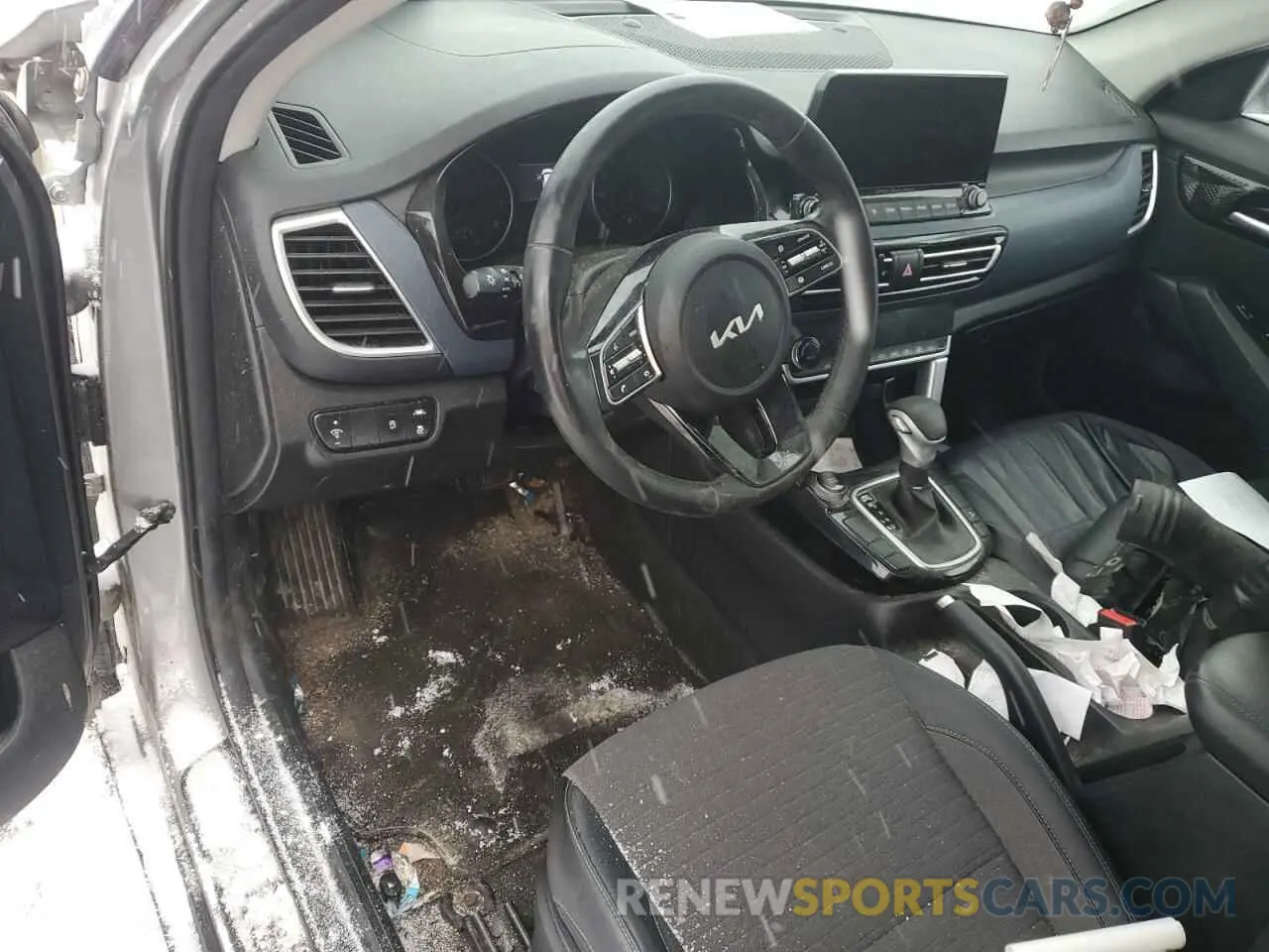 8 Photograph of a damaged car KNDEU2AA0N7318017 KIA SELTOS 2022