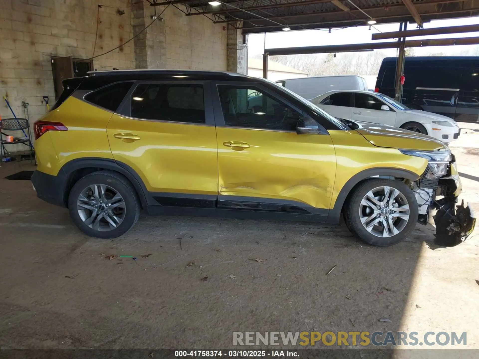 13 Photograph of a damaged car KNDEU2AA2N7235334 KIA SELTOS 2022