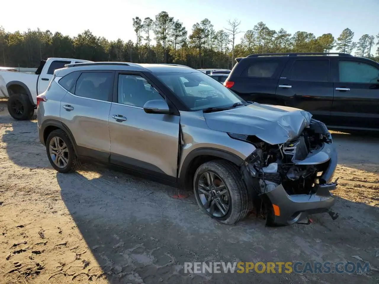 4 Photograph of a damaged car KNDEU2AA3N7320943 KIA SELTOS 2022