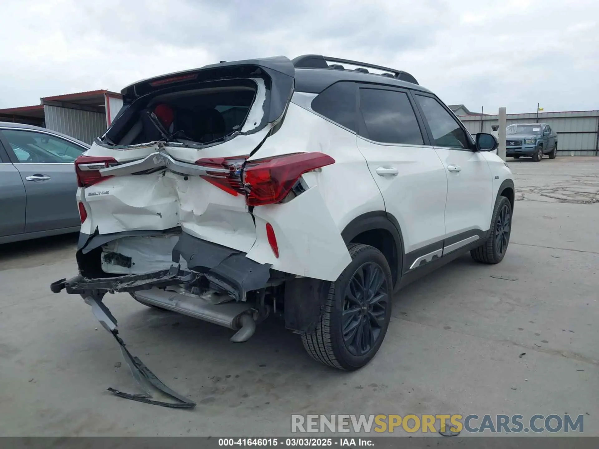 4 Photograph of a damaged car KNDEUCA27N7248501 KIA SELTOS 2022