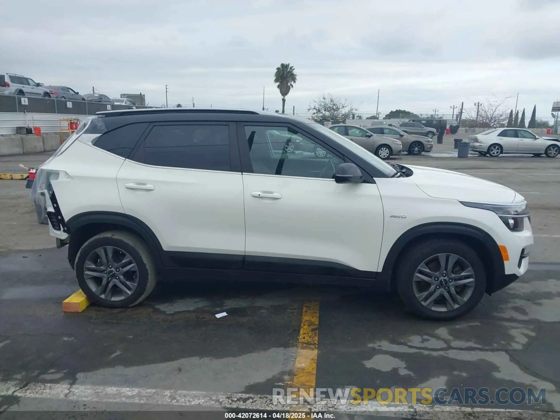 14 Photograph of a damaged car KNDEUCAA0N7245608 KIA SELTOS 2022