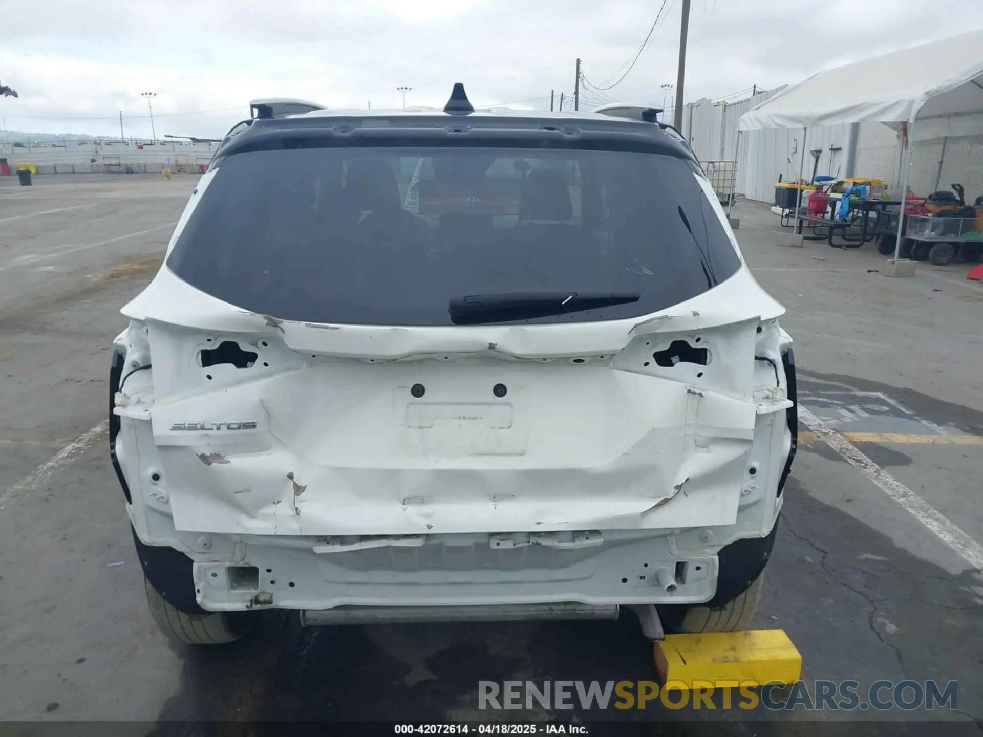 17 Photograph of a damaged car KNDEUCAA0N7245608 KIA SELTOS 2022
