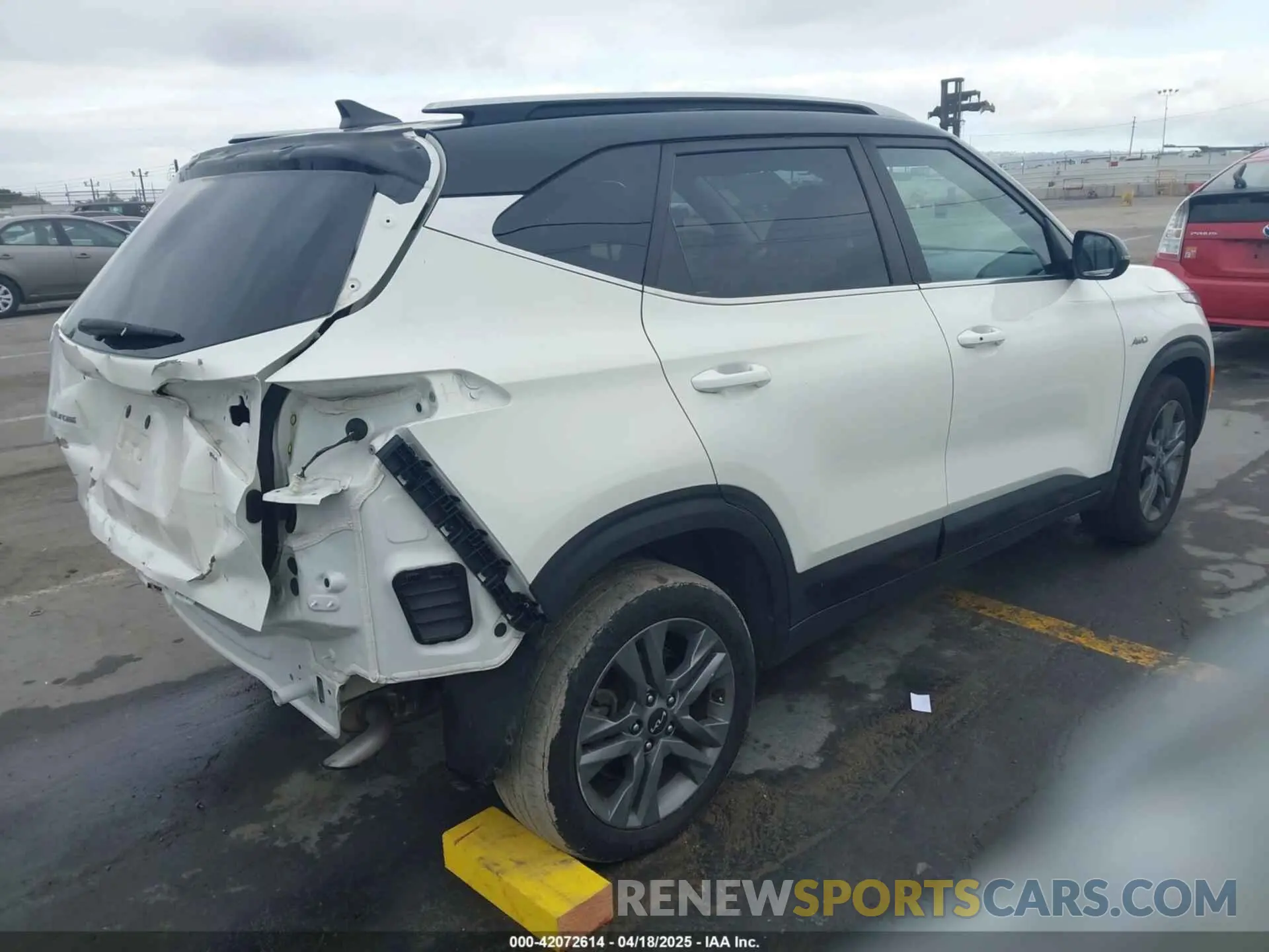 4 Photograph of a damaged car KNDEUCAA0N7245608 KIA SELTOS 2022
