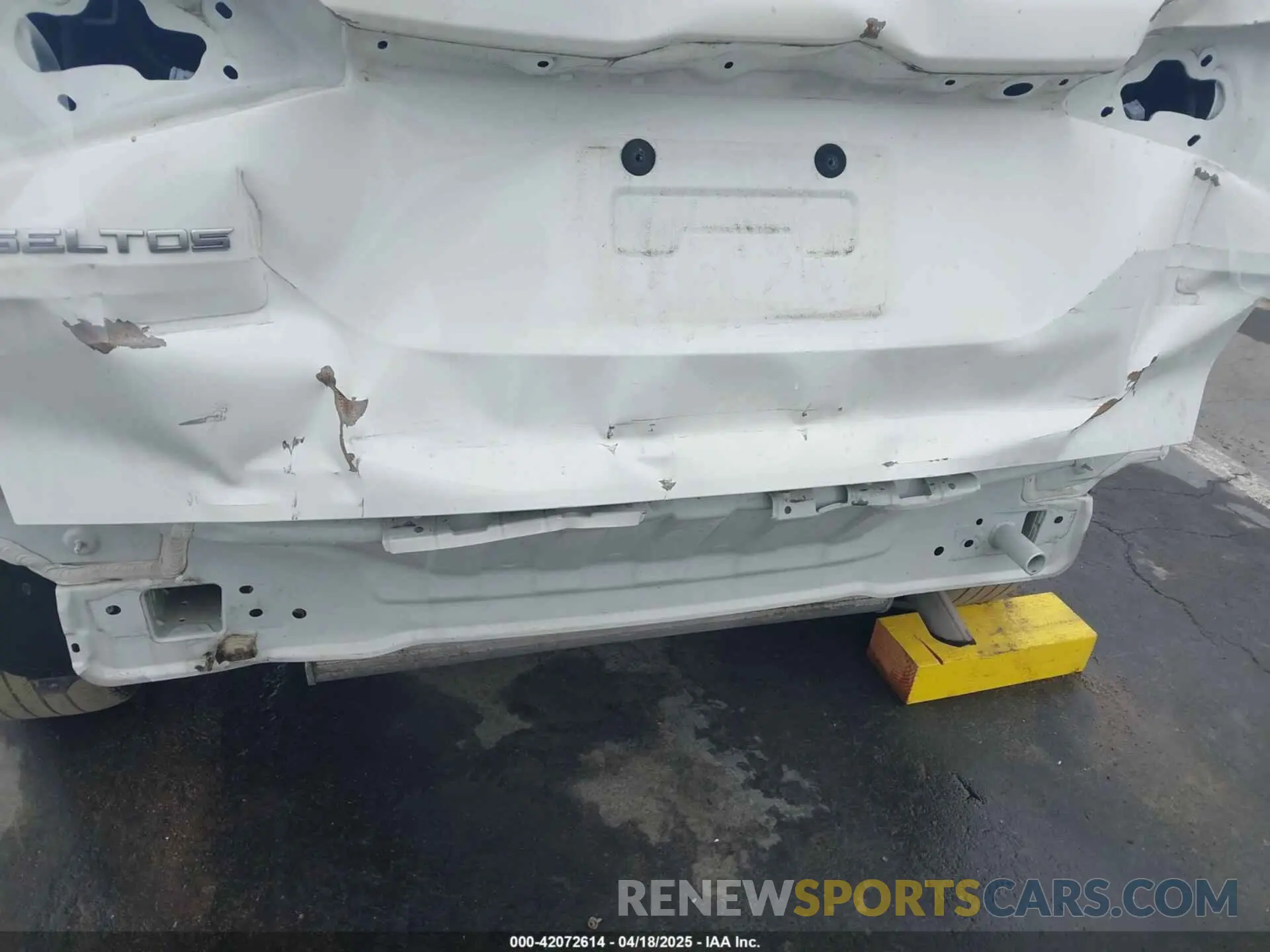 6 Photograph of a damaged car KNDEUCAA0N7245608 KIA SELTOS 2022