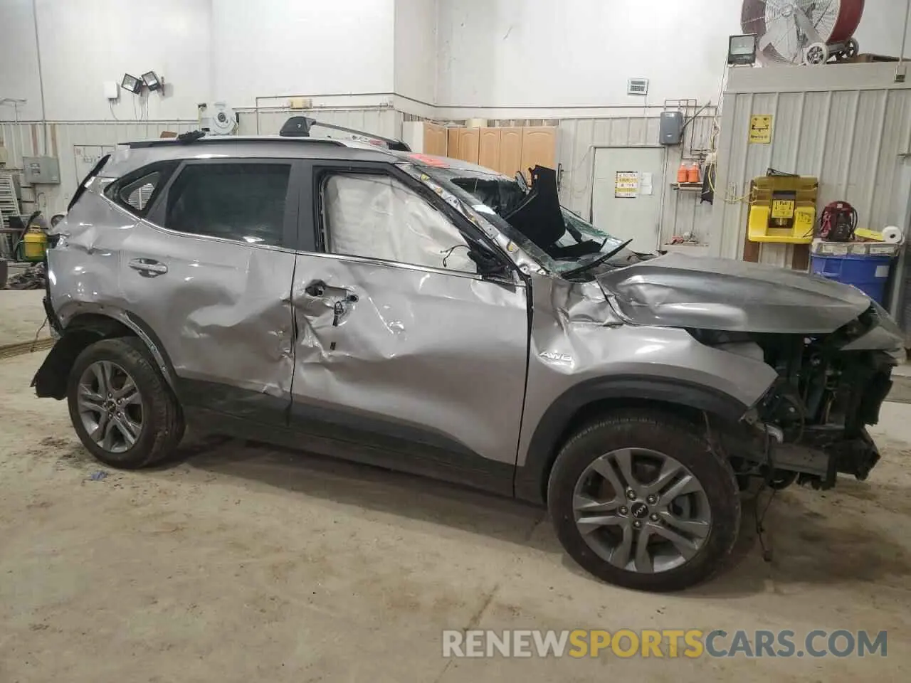 4 Photograph of a damaged car KNDEUCAA1N7281162 KIA SELTOS 2022