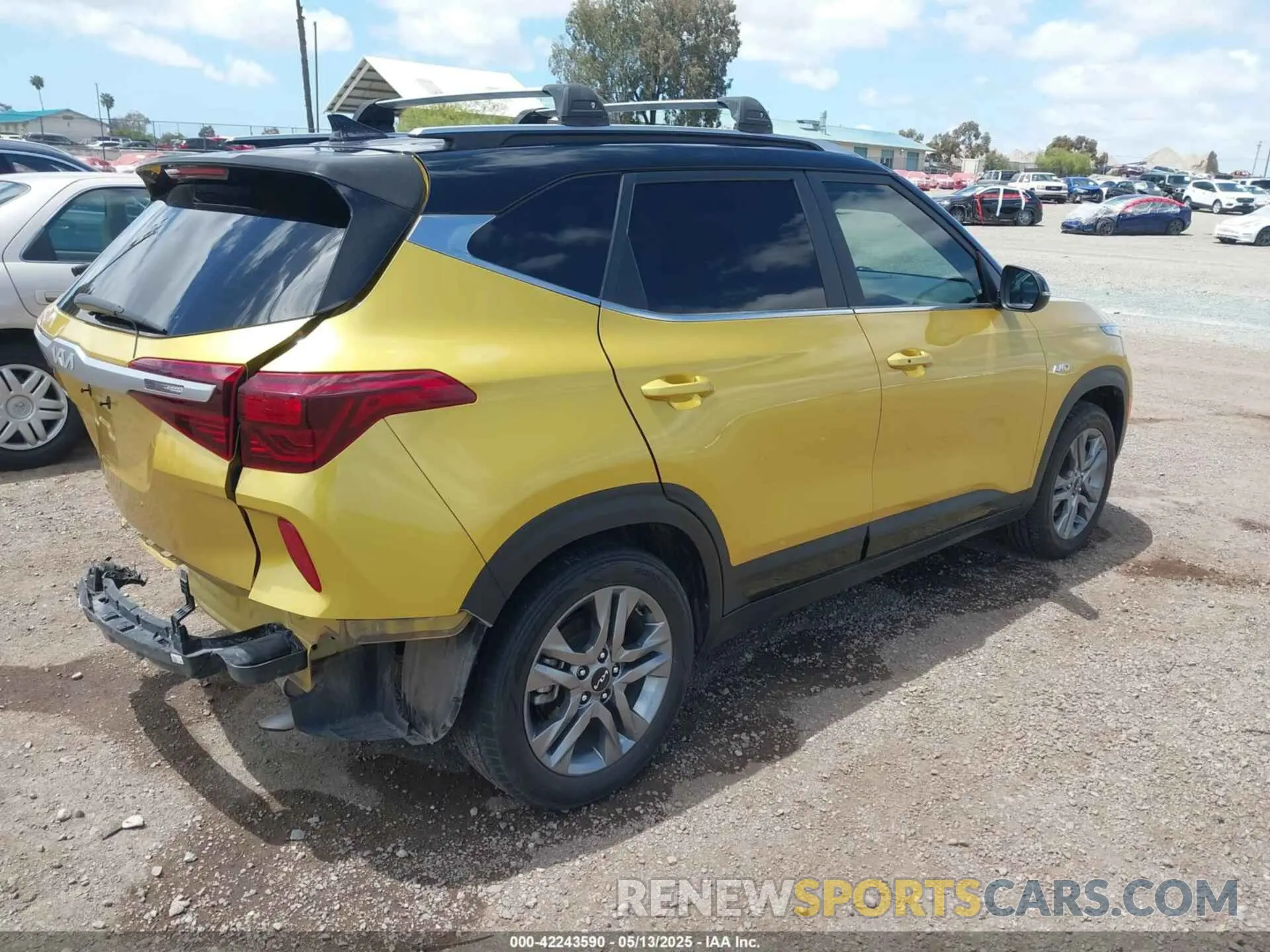 4 Photograph of a damaged car KNDEUCAA4N7237298 KIA SELTOS 2022