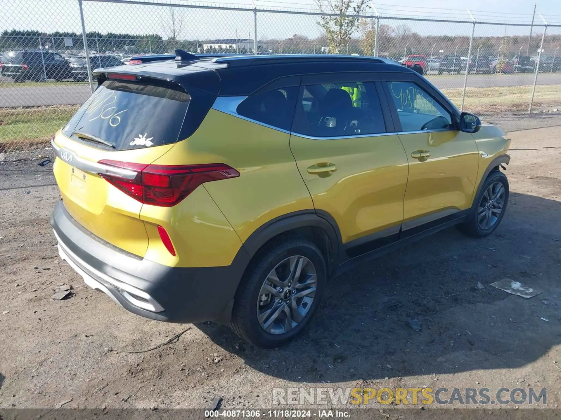 4 Photograph of a damaged car KNDEUCAA7N7311538 KIA SELTOS 2022