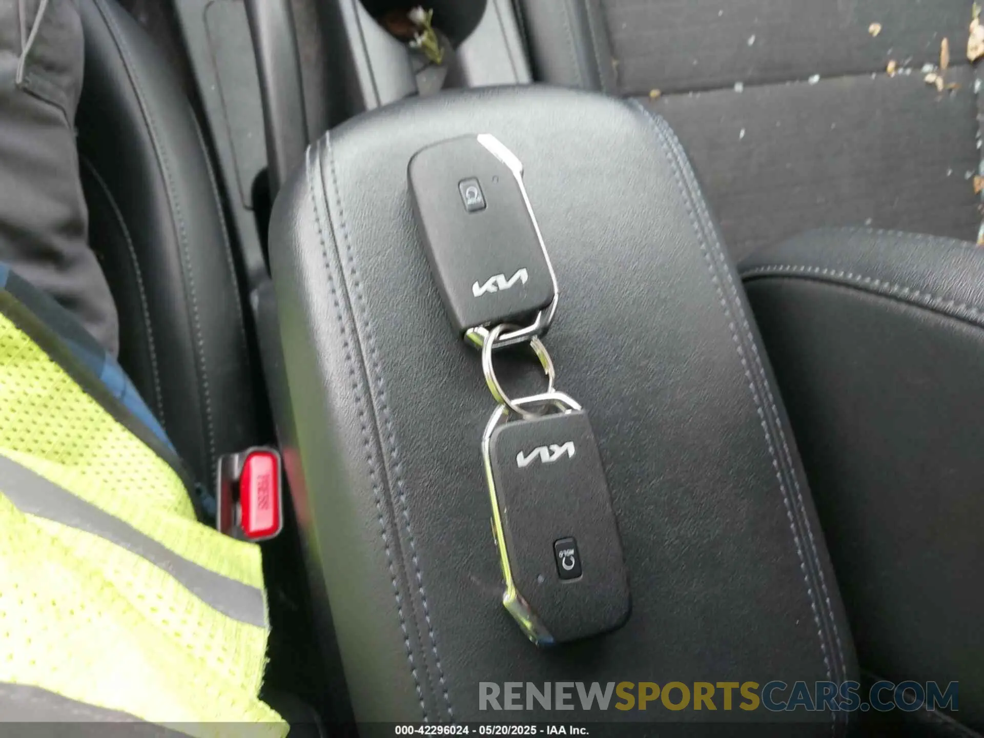 11 Photograph of a damaged car KNDEUCAAXN7305927 KIA SELTOS 2022