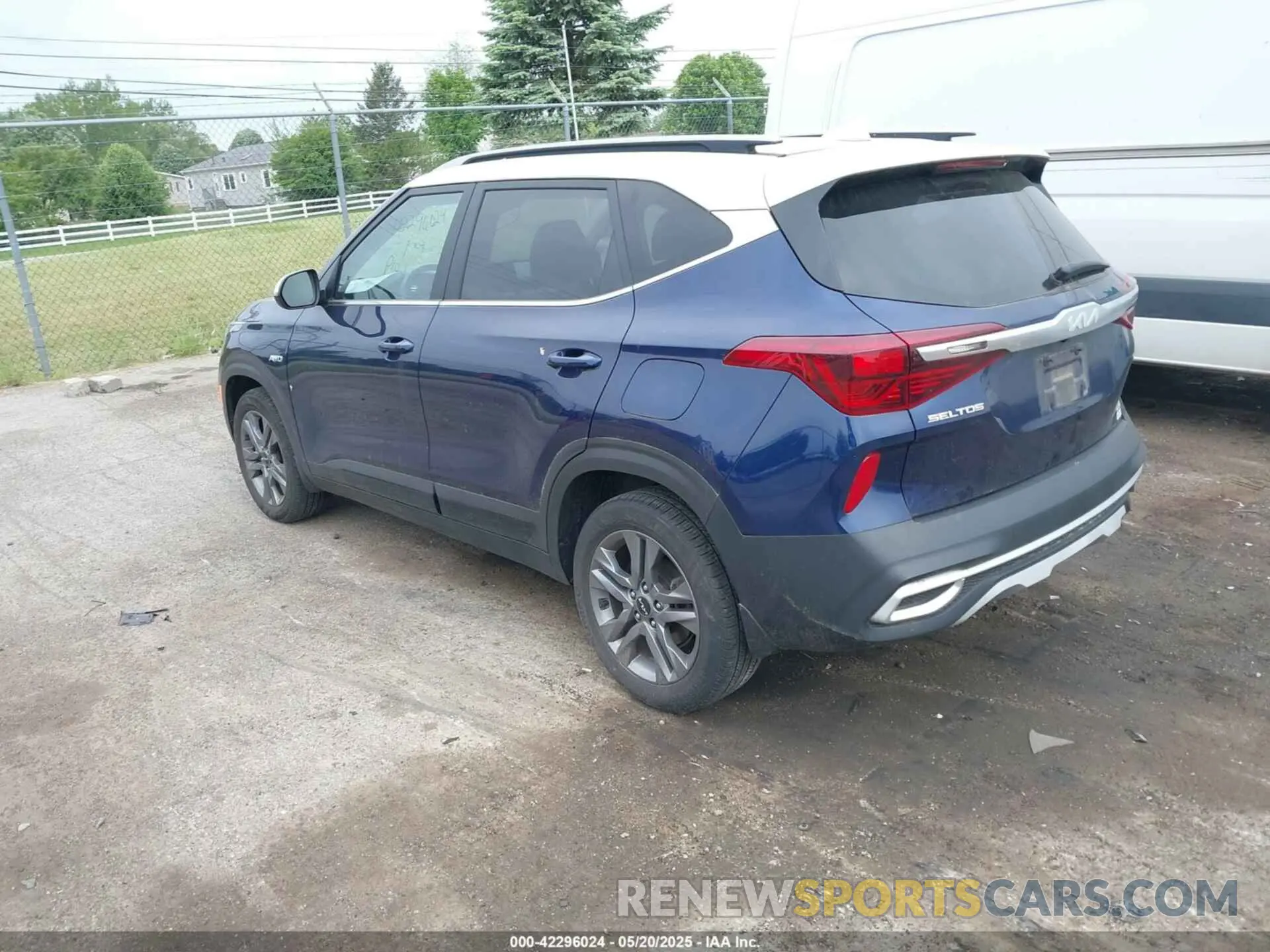 3 Photograph of a damaged car KNDEUCAAXN7305927 KIA SELTOS 2022