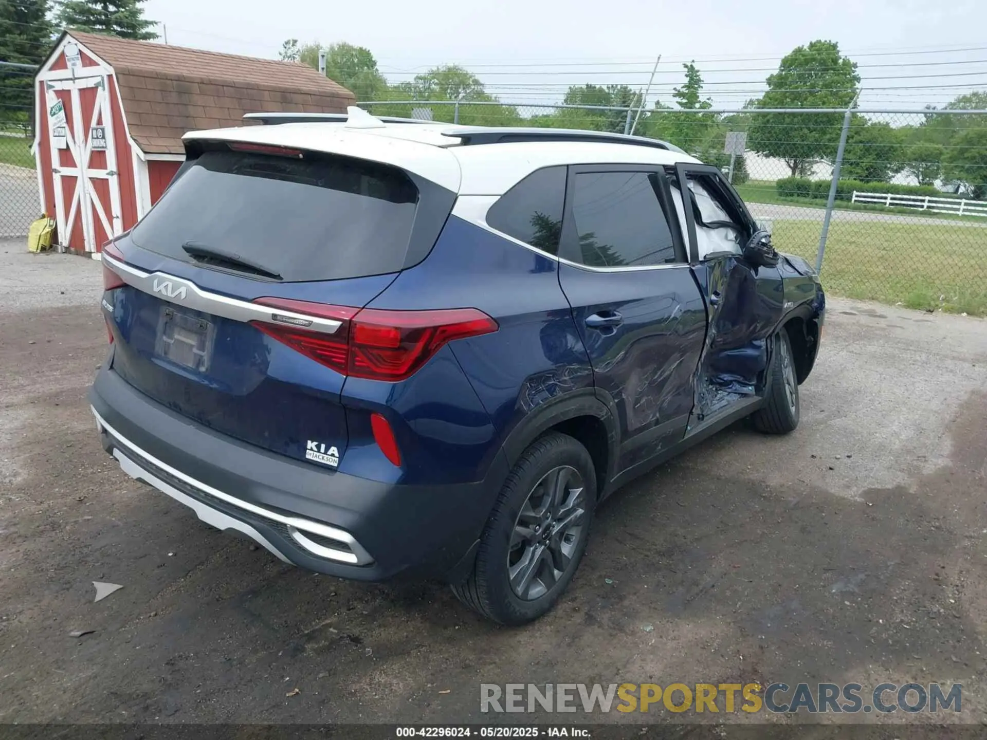 4 Photograph of a damaged car KNDEUCAAXN7305927 KIA SELTOS 2022