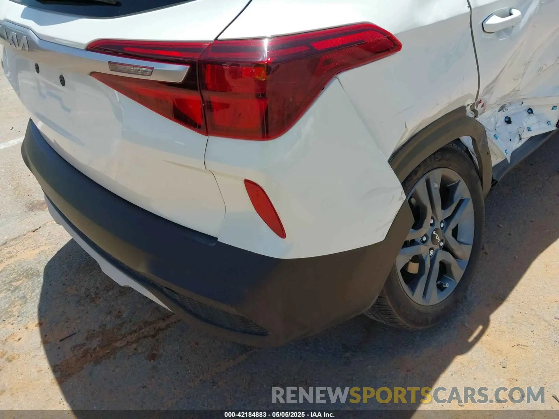 17 Photograph of a damaged car KNDEPCAA7P7367893 KIA SELTOS 2023