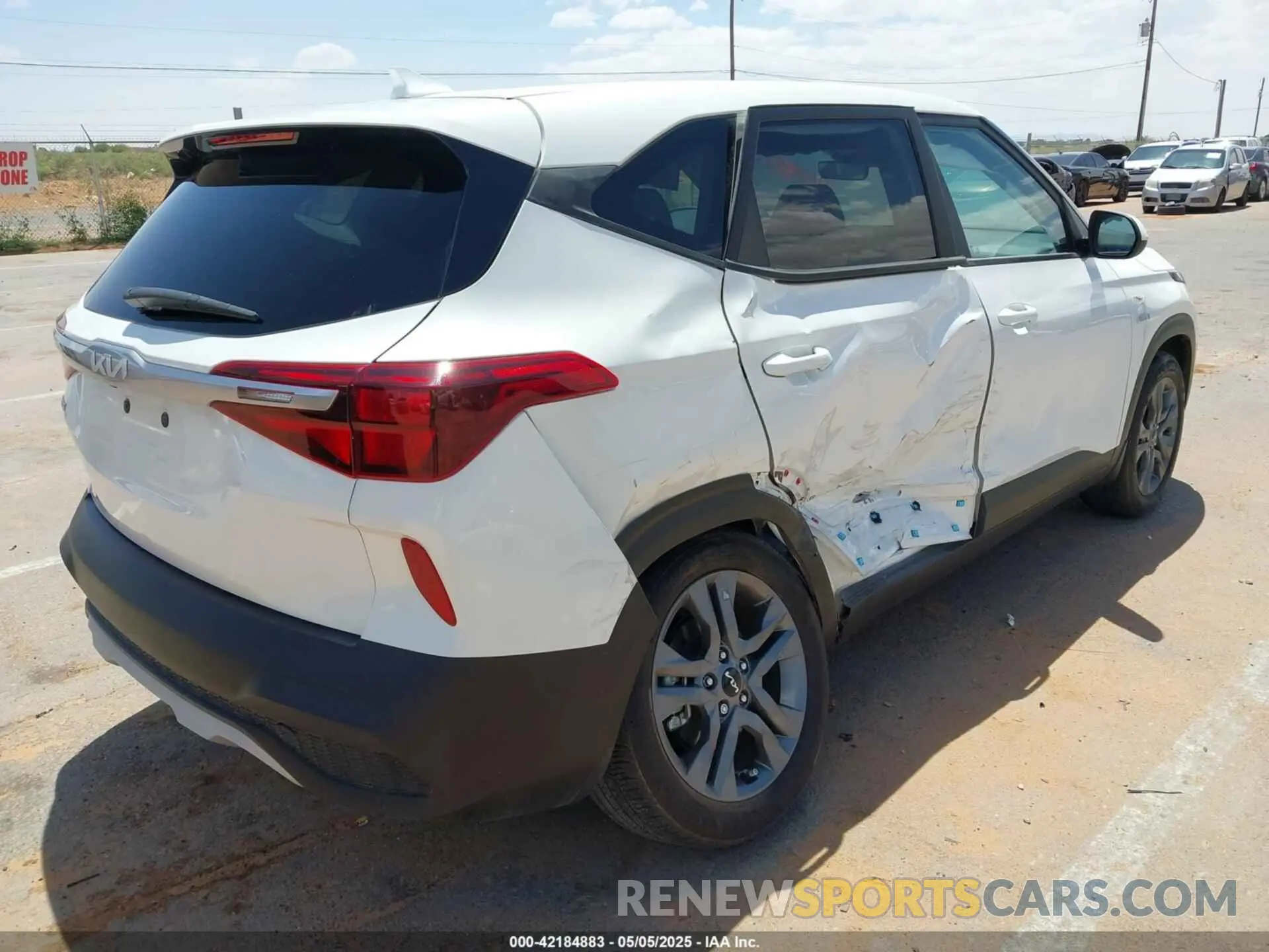 4 Photograph of a damaged car KNDEPCAA7P7367893 KIA SELTOS 2023
