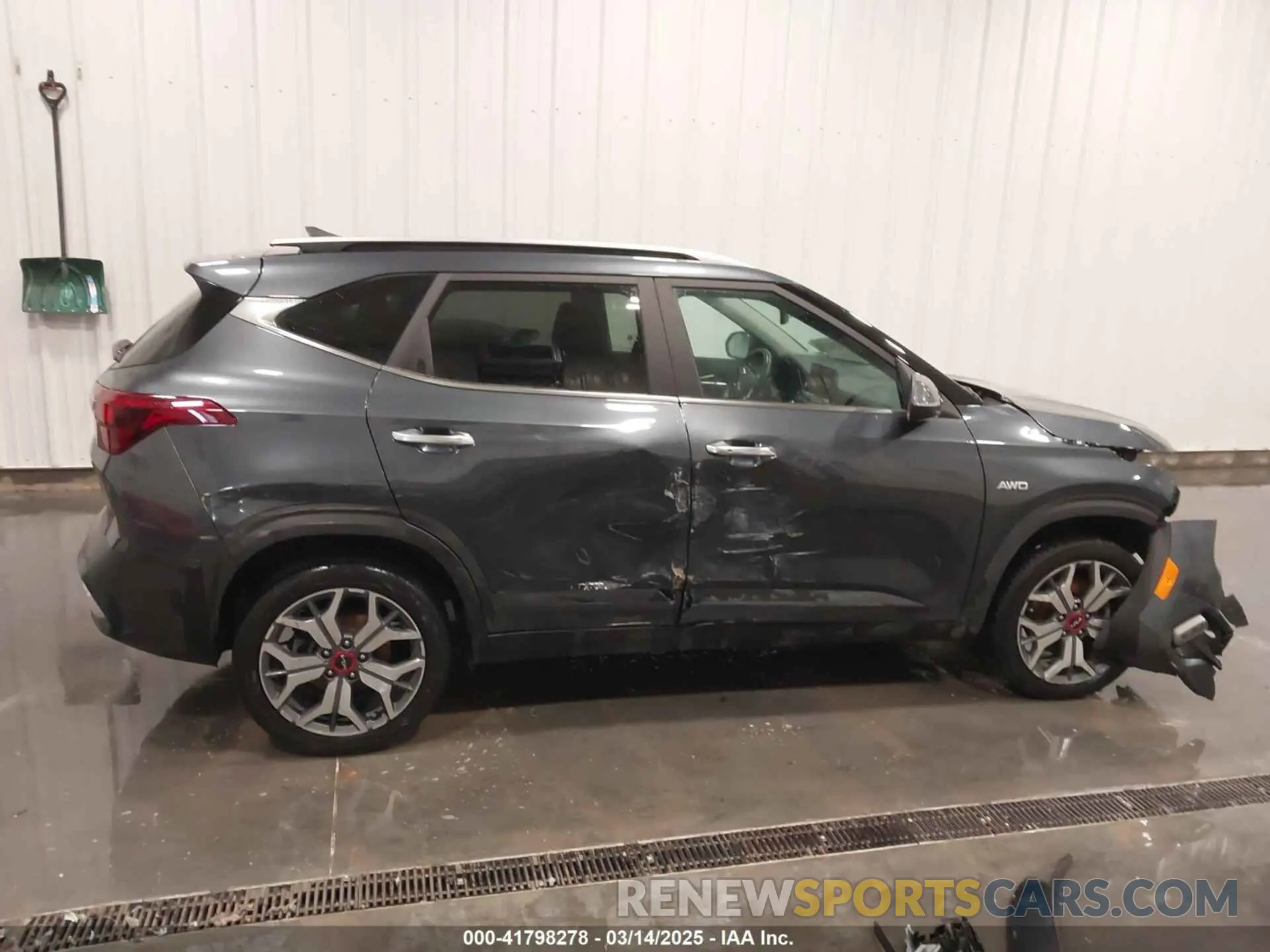 14 Photograph of a damaged car KNDETCA20P7354908 KIA SELTOS 2023
