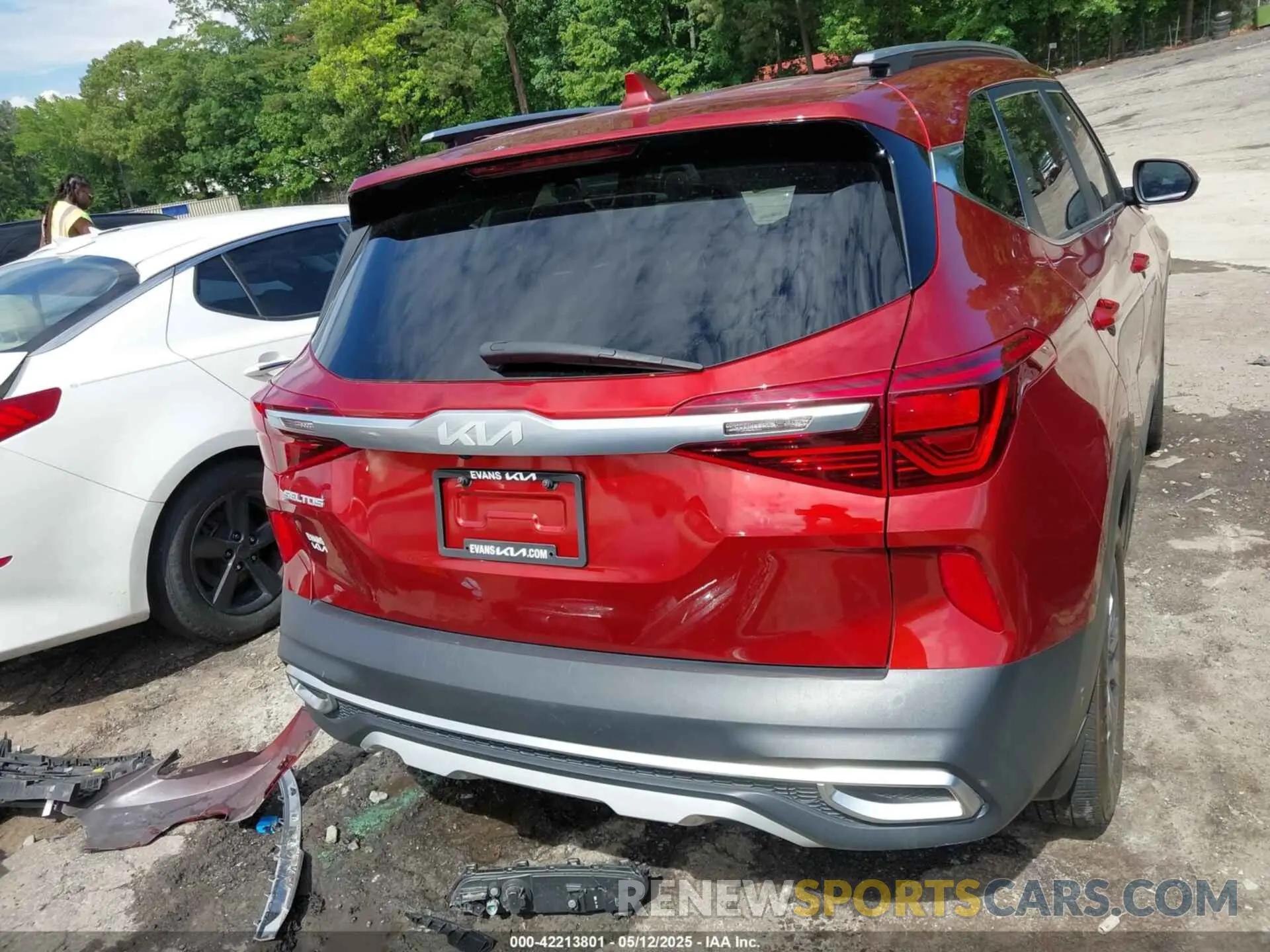 17 Photograph of a damaged car KNDEU2AA1P7432837 KIA SELTOS 2023