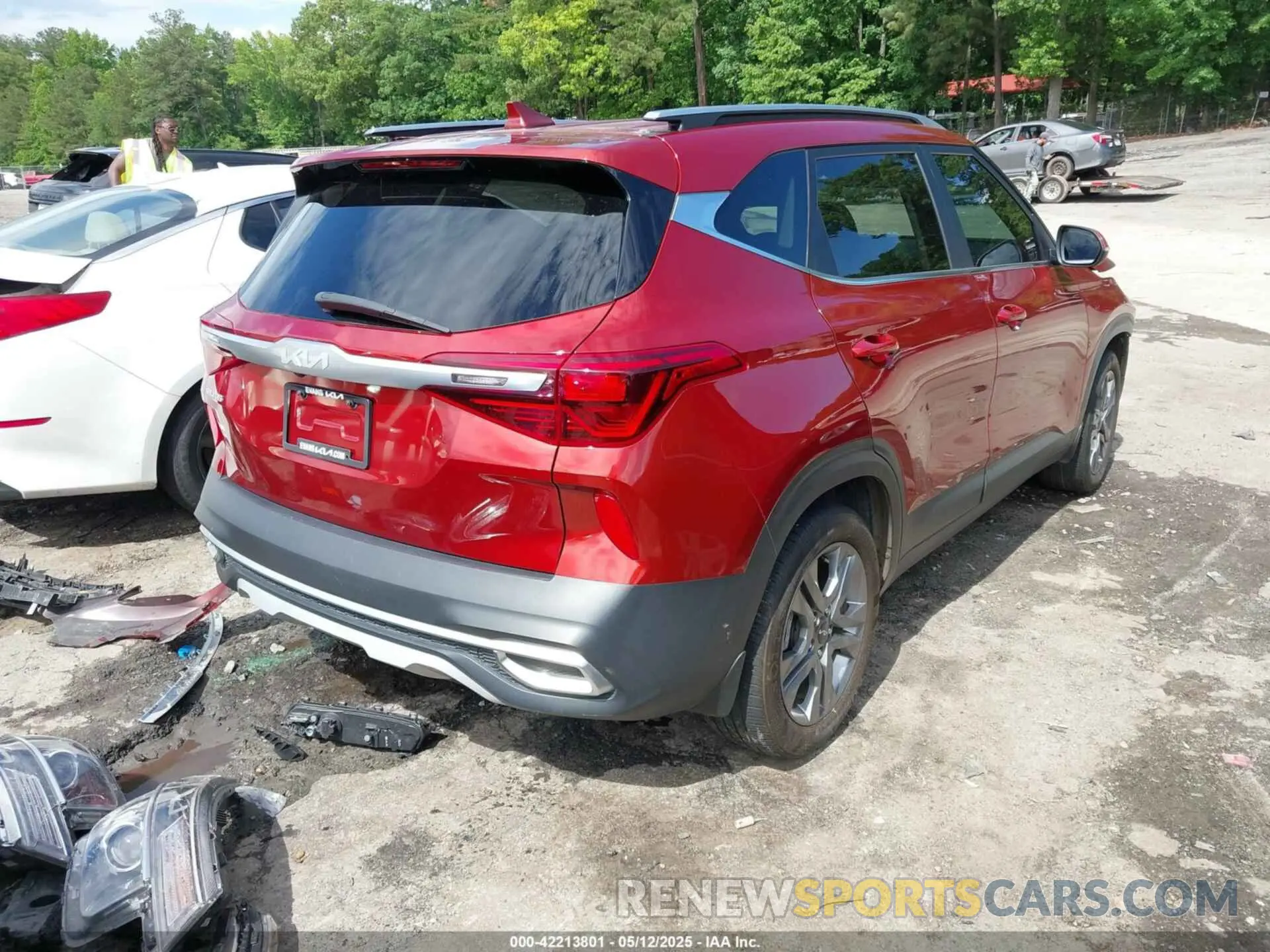4 Photograph of a damaged car KNDEU2AA1P7432837 KIA SELTOS 2023