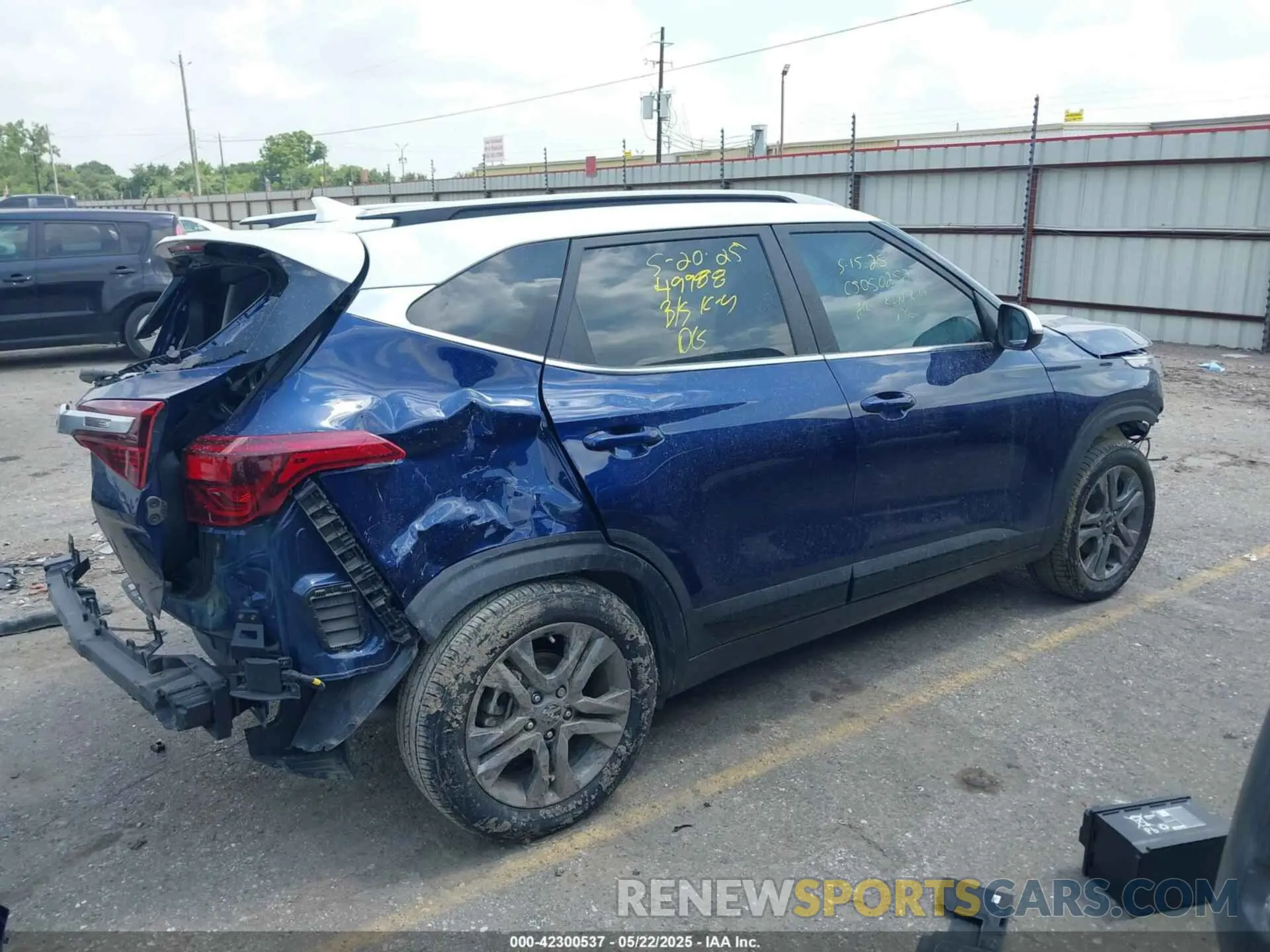 4 Photograph of a damaged car KNDEU2AA3P7397279 KIA SELTOS 2023