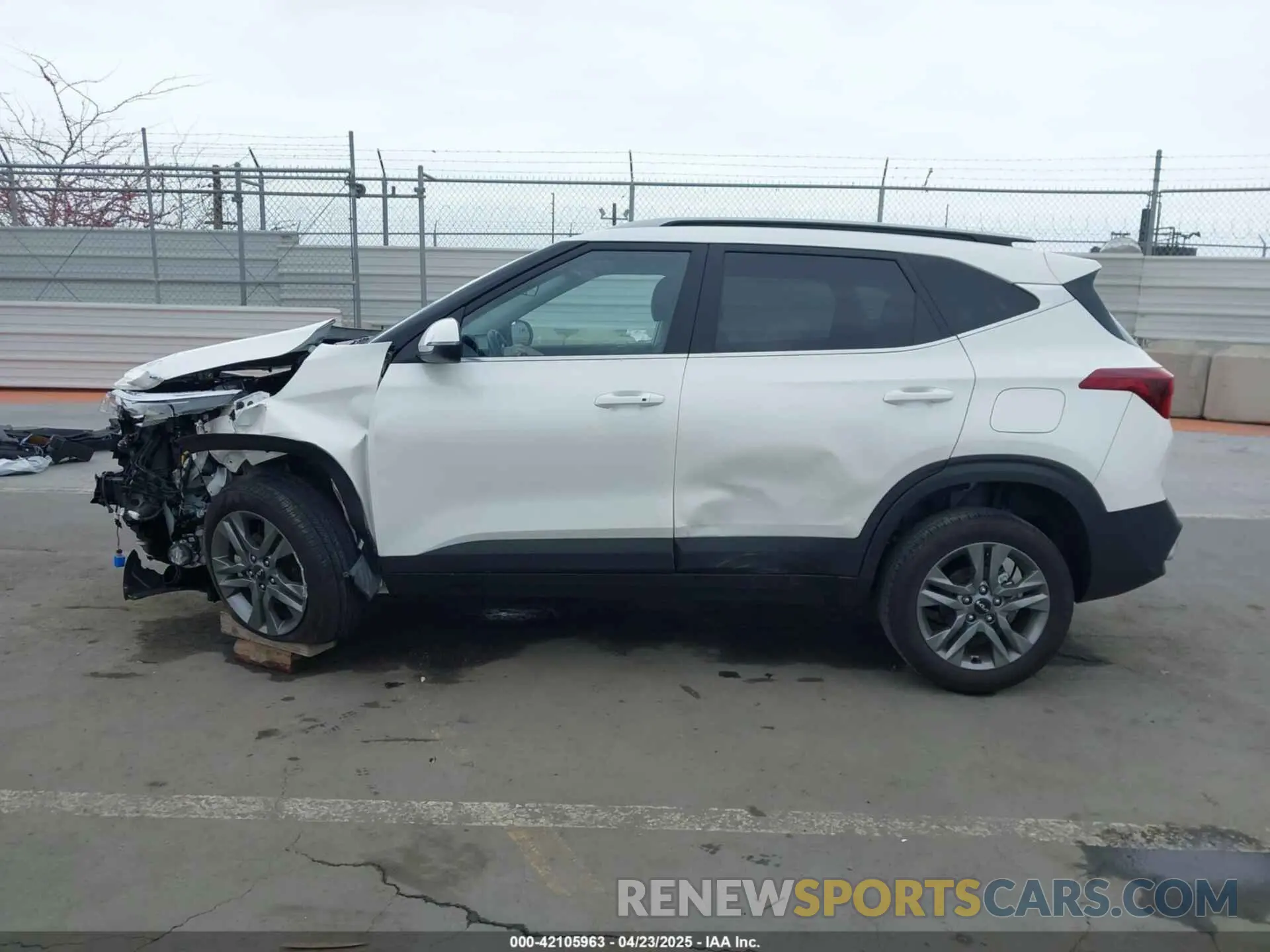 15 Photograph of a damaged car KNDEU2AA5P7433554 KIA SELTOS 2023