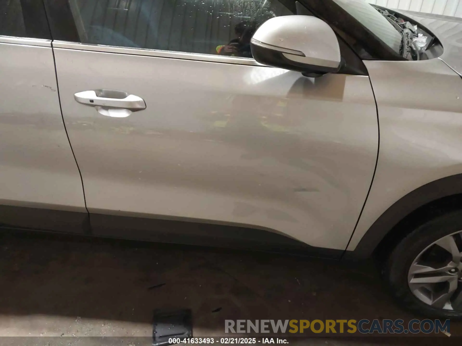 17 Photograph of a damaged car KNDEU2AA7P7418568 KIA SELTOS 2023