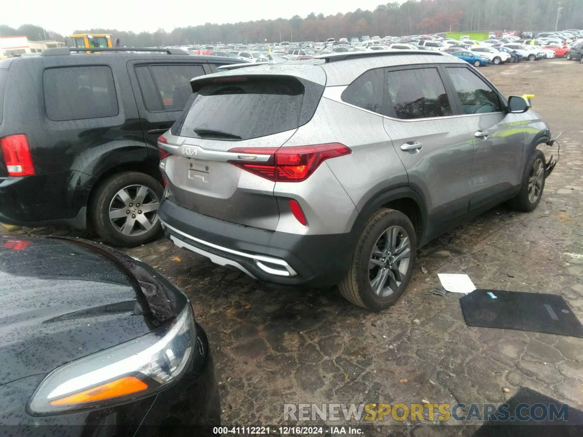 4 Photograph of a damaged car KNDEU2AA9P7347194 KIA SELTOS 2023