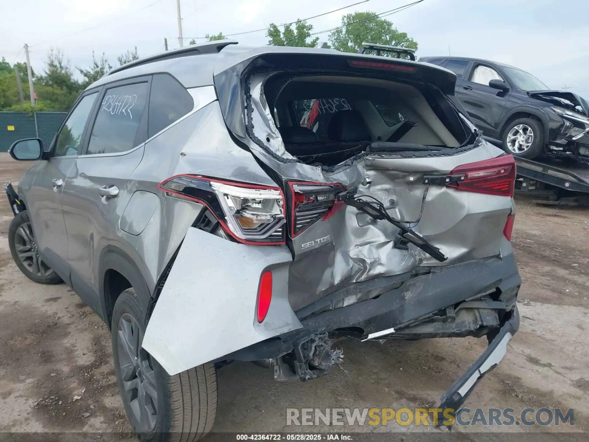 6 Photograph of a damaged car KNDEU2AAXP7429127 KIA SELTOS 2023