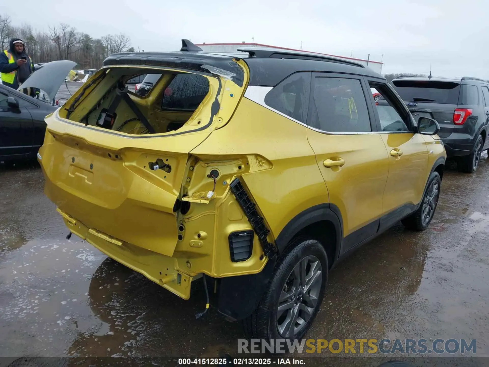 4 Photograph of a damaged car KNDEUCAA3P7353692 KIA SELTOS 2023