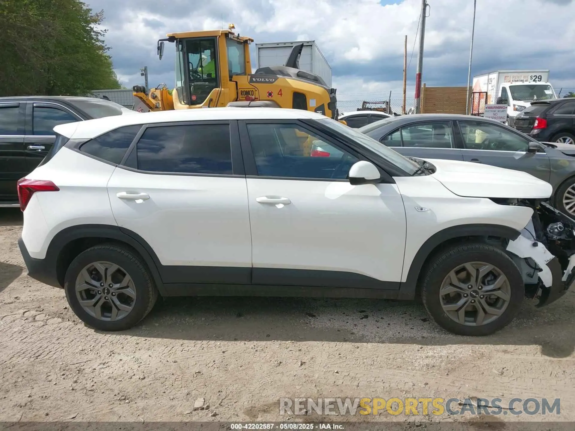 14 Photograph of a damaged car KNDEPCAA6R7614582 KIA SELTOS 2024