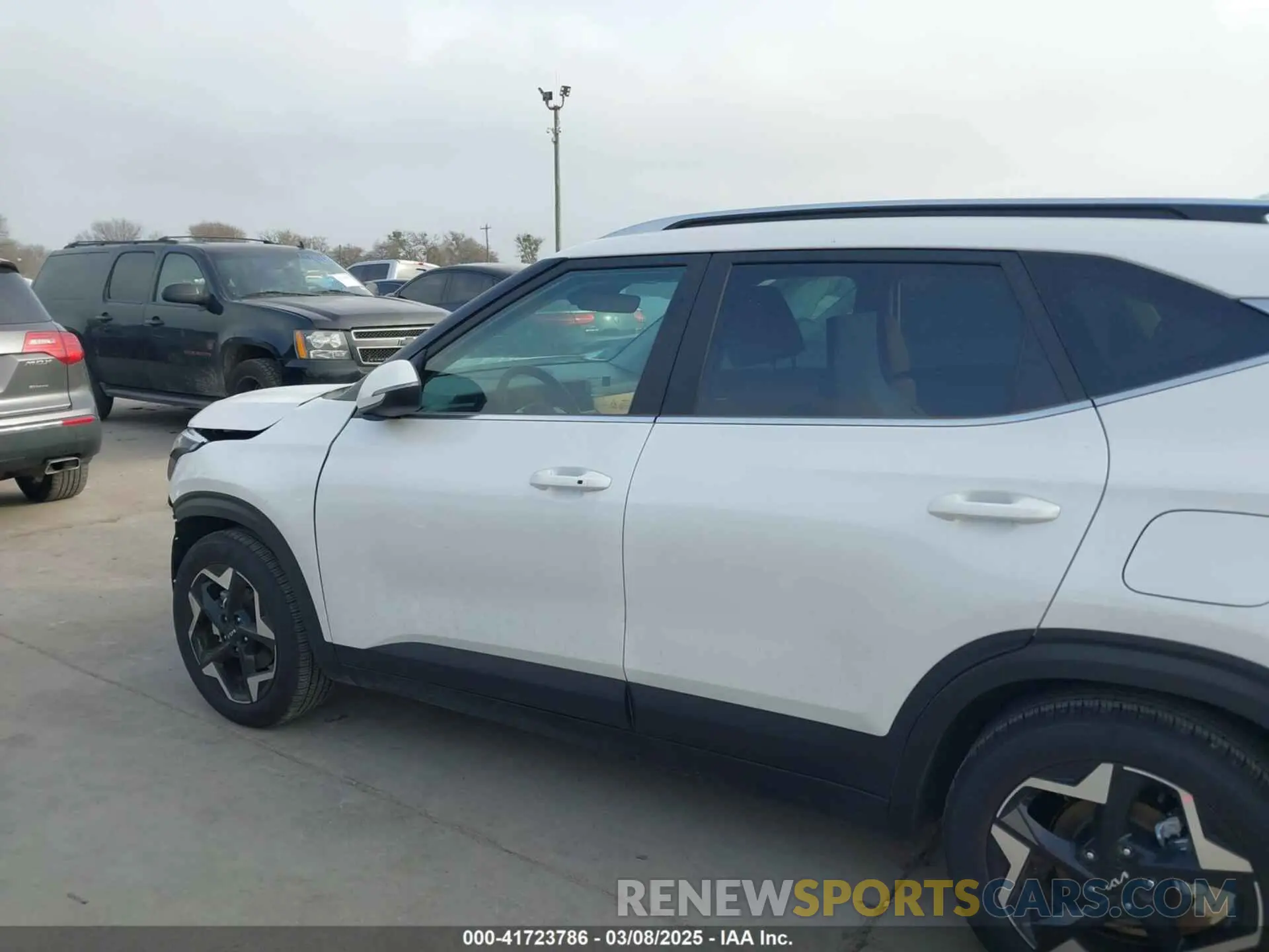 14 Photograph of a damaged car KNDER2AA1R7659367 KIA SELTOS 2024