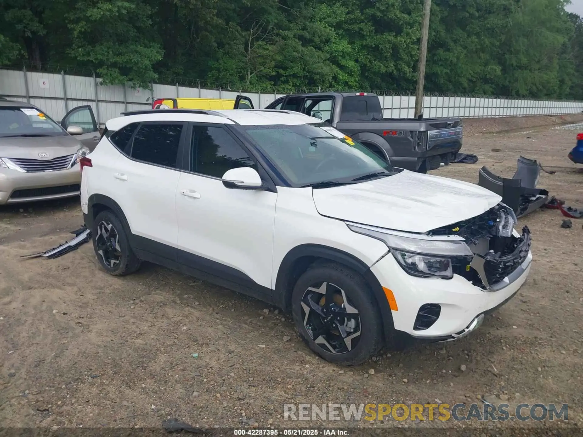 1 Photograph of a damaged car KNDER2AA4R7637413 KIA SELTOS 2024