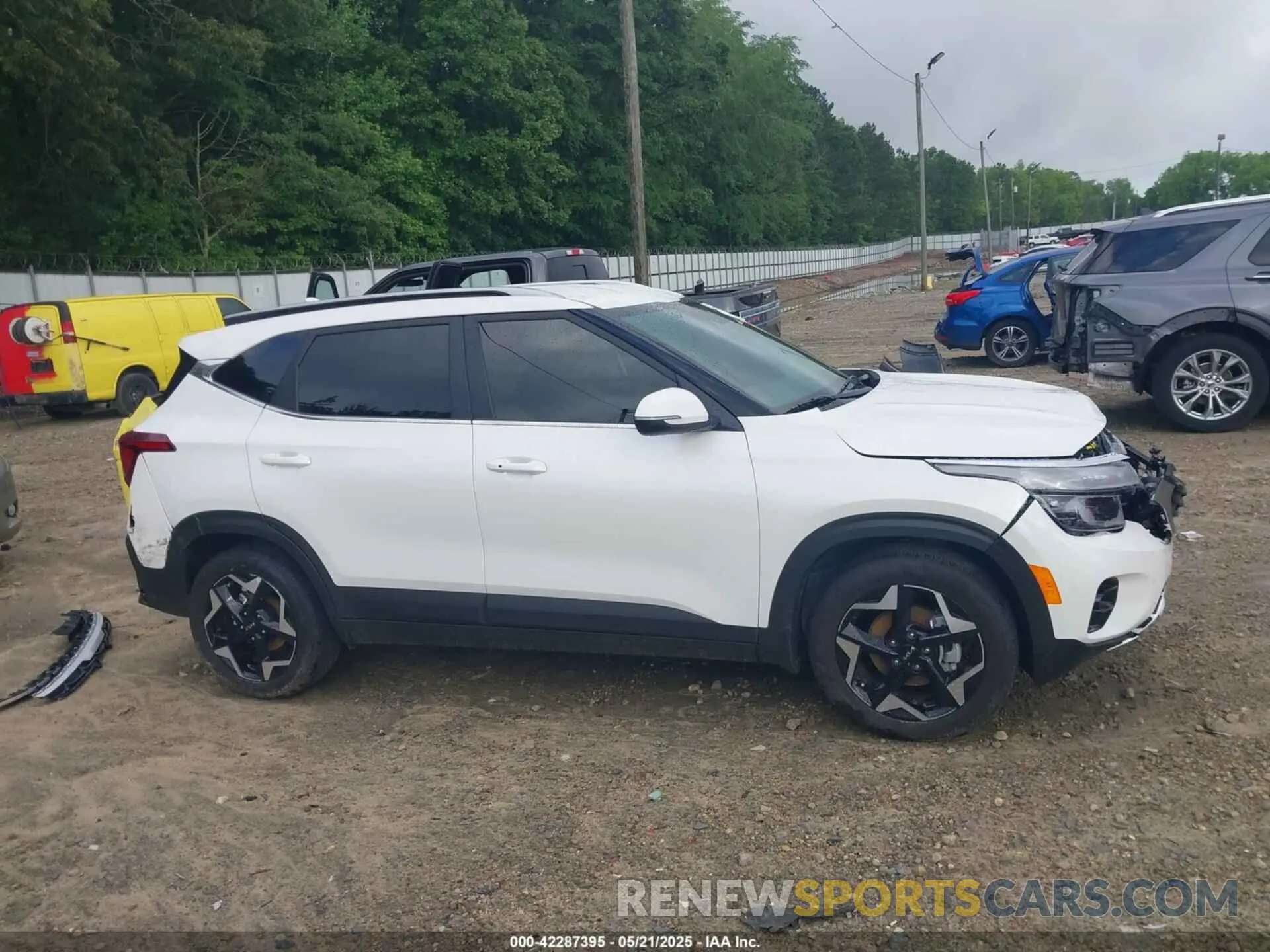 14 Photograph of a damaged car KNDER2AA4R7637413 KIA SELTOS 2024