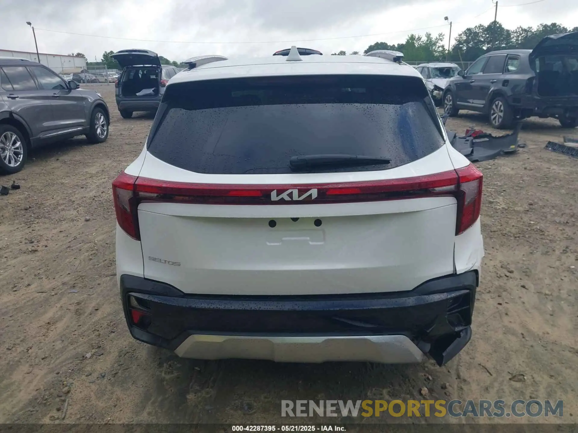 17 Photograph of a damaged car KNDER2AA4R7637413 KIA SELTOS 2024