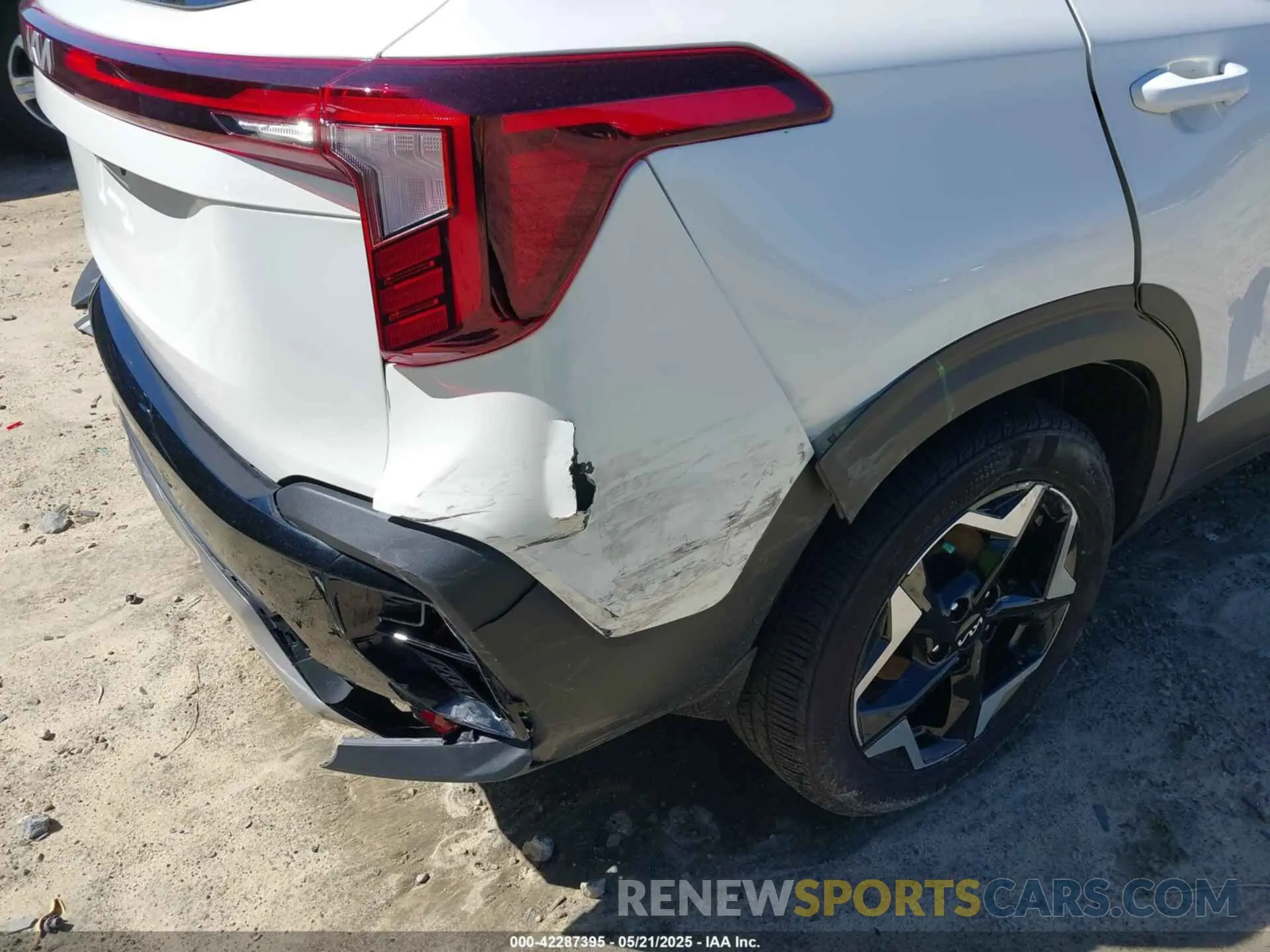 18 Photograph of a damaged car KNDER2AA4R7637413 KIA SELTOS 2024