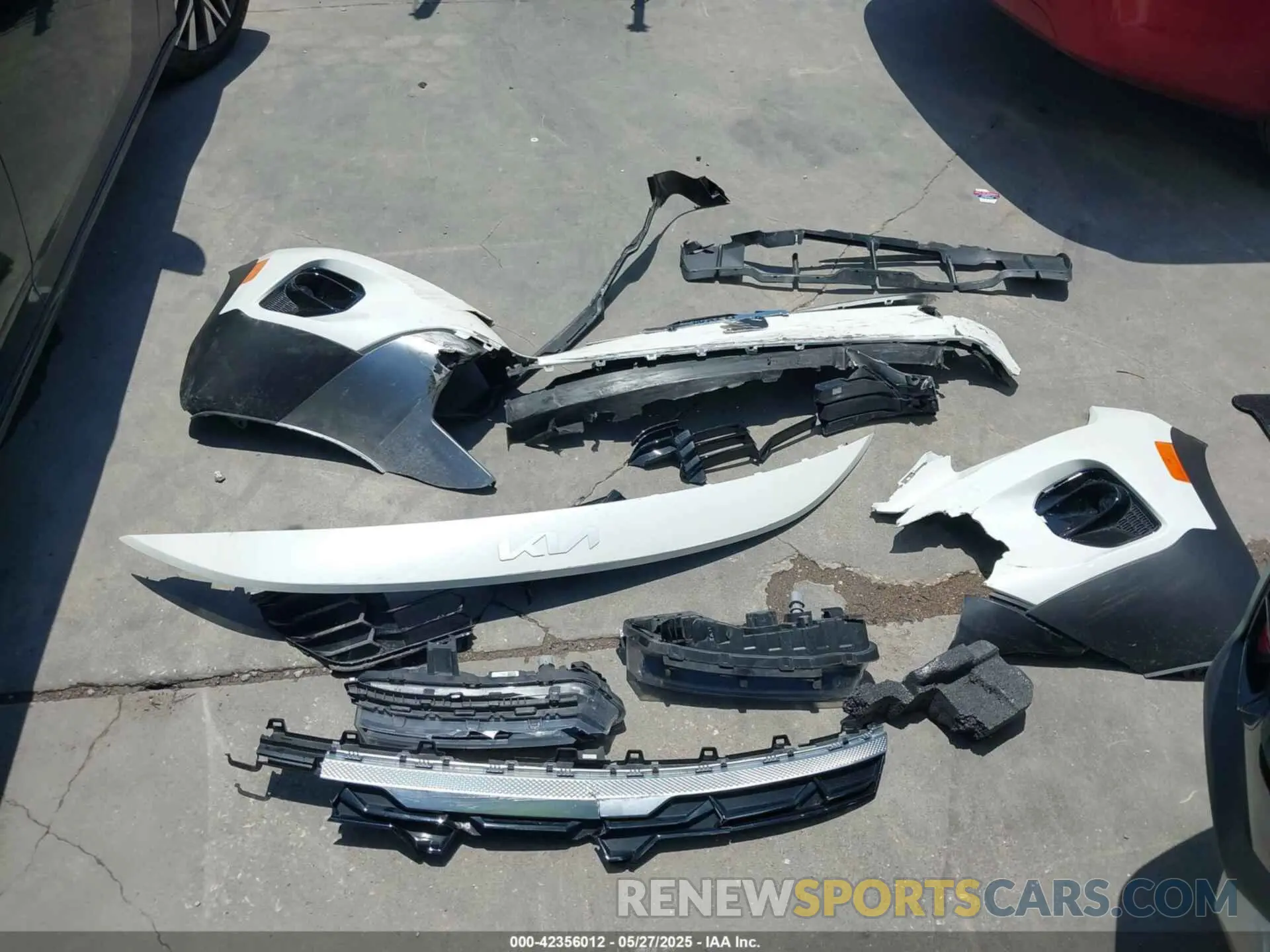 12 Photograph of a damaged car KNDER2AA6R7662880 KIA SELTOS 2024