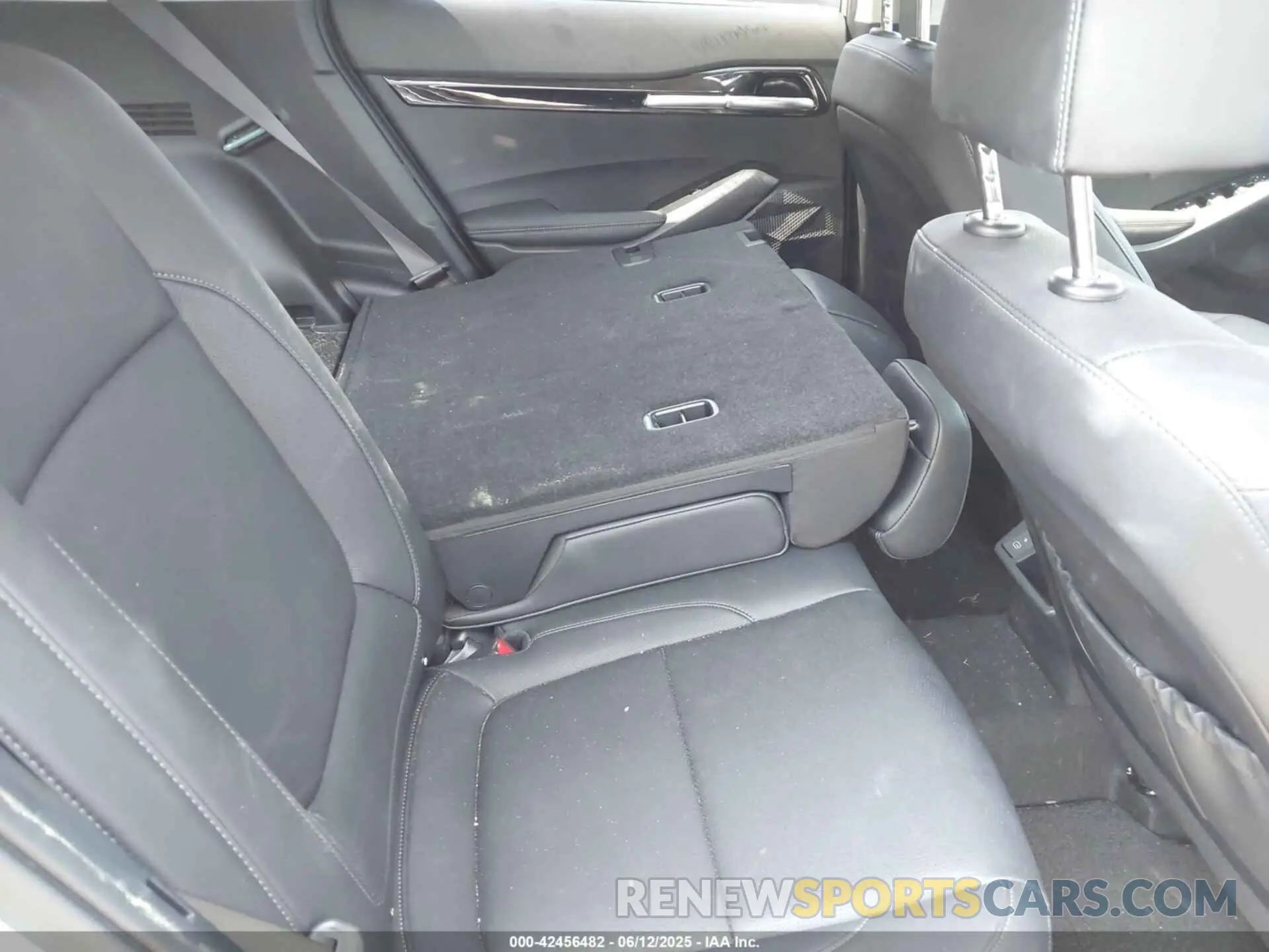 8 Photograph of a damaged car KNDERCAA9R7590272 KIA SELTOS 2024