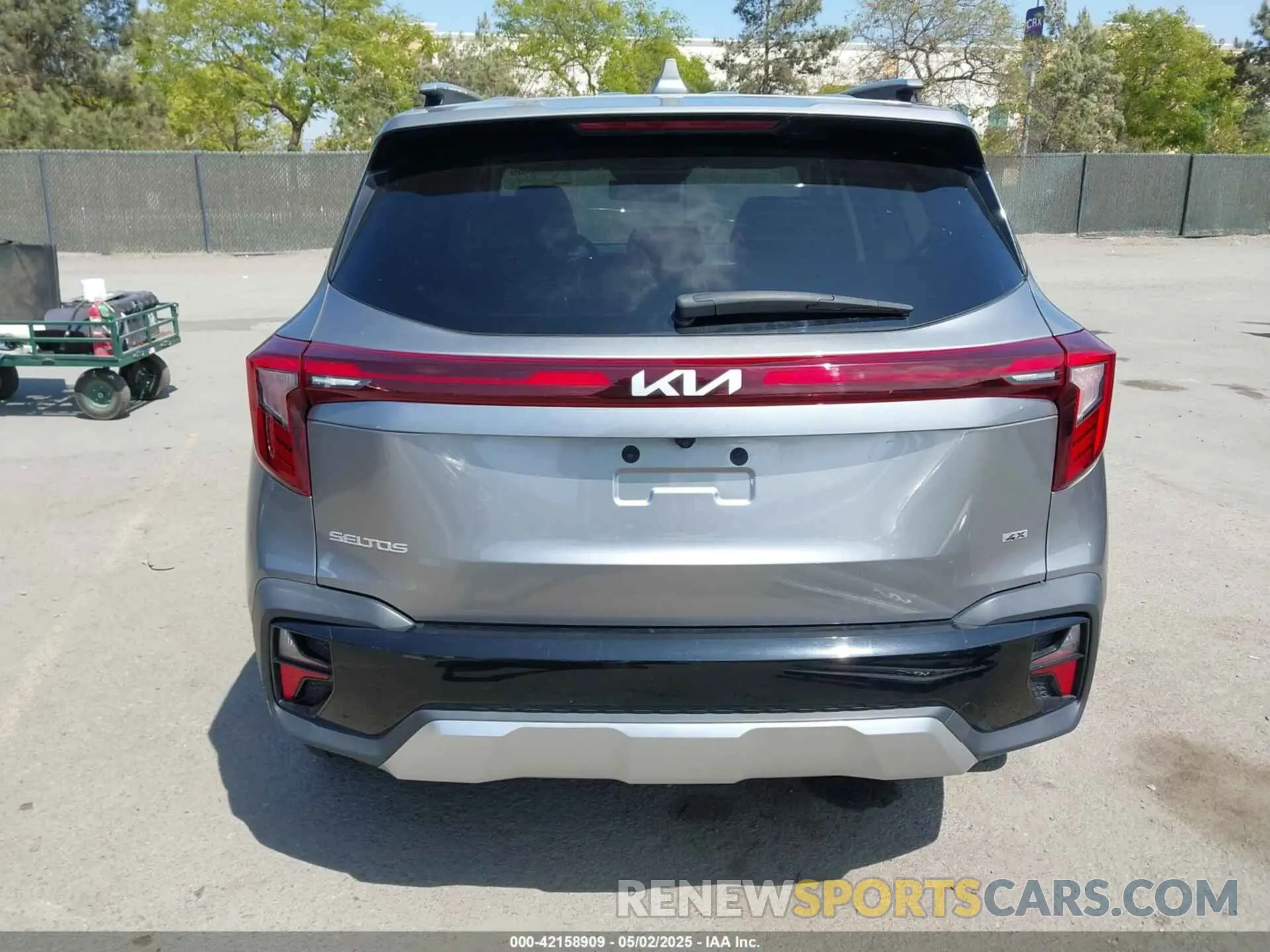 17 Photograph of a damaged car KNDETCA73R7484468 KIA SELTOS 2024