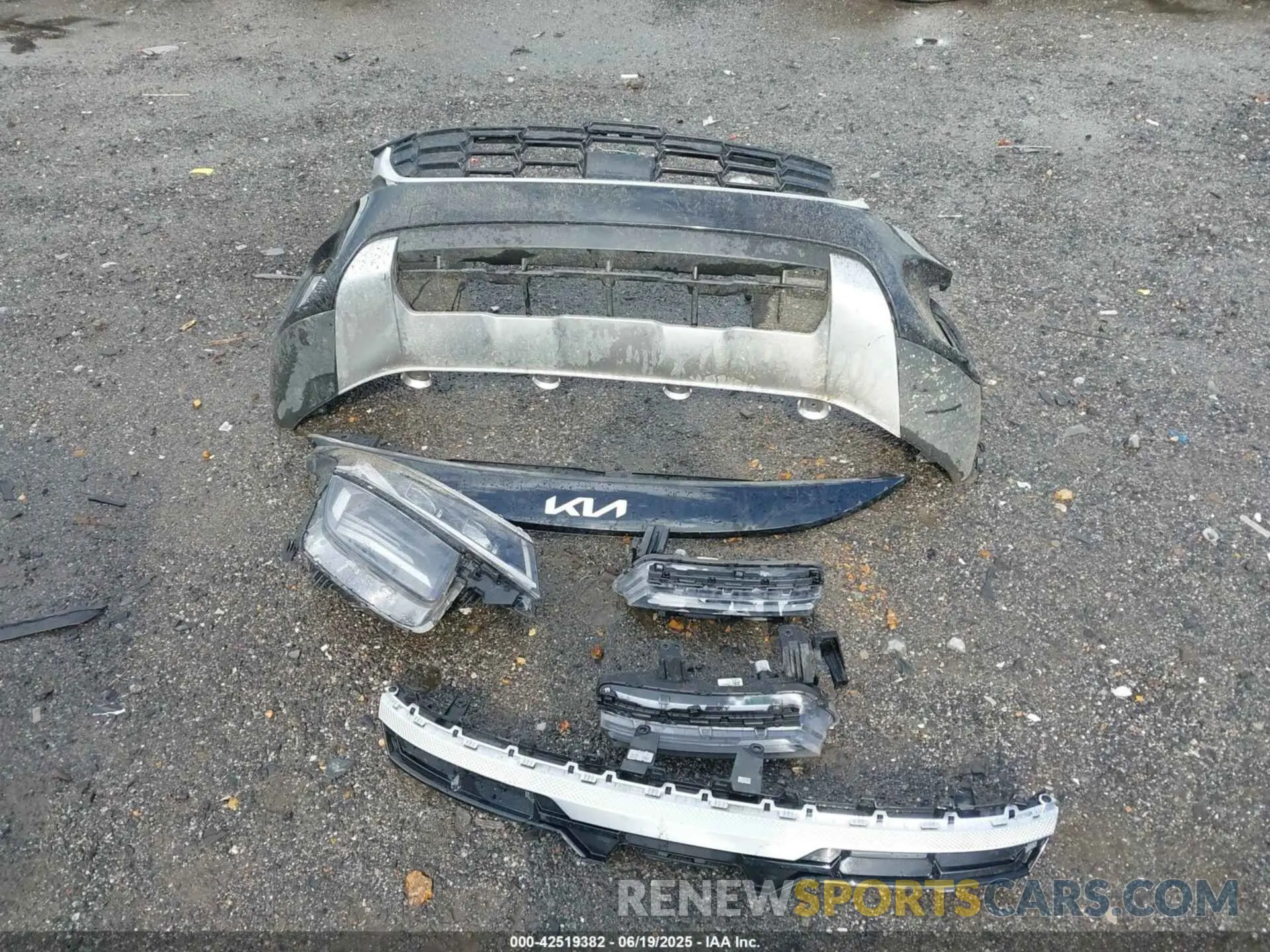12 Photograph of a damaged car KNDETCA77R7612131 KIA SELTOS 2024