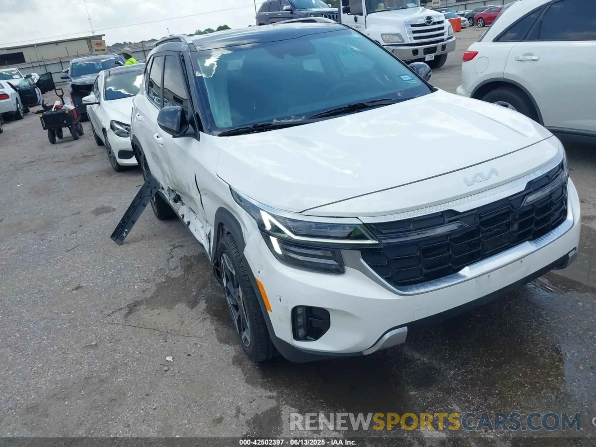 1 Photograph of a damaged car KNDETCA78R7600389 KIA SELTOS 2024