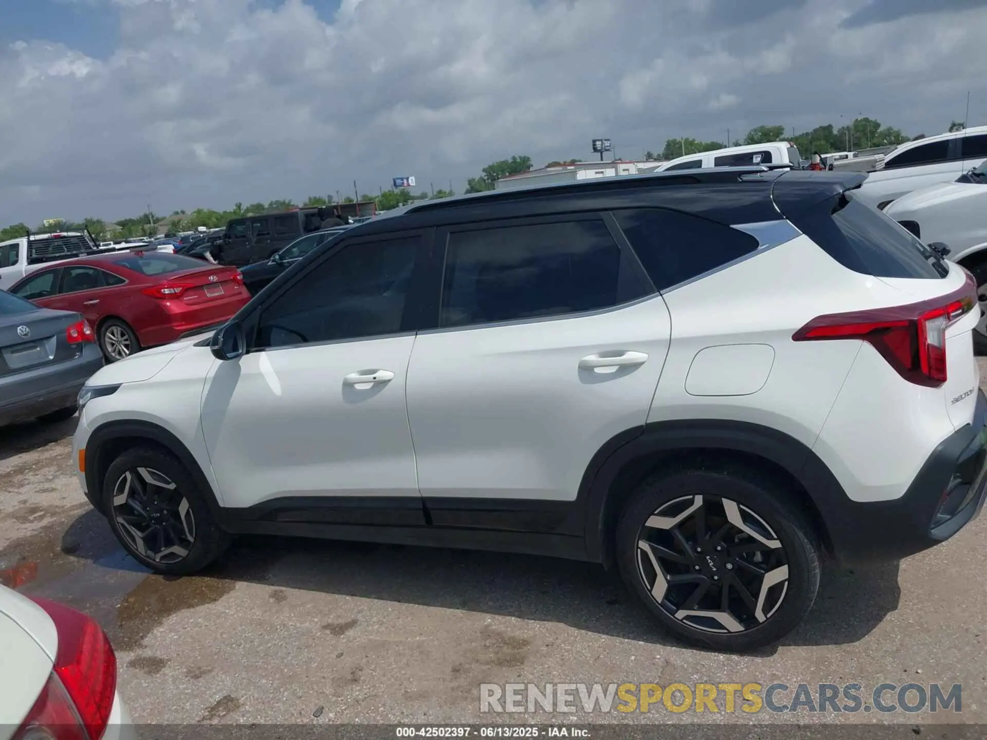 14 Photograph of a damaged car KNDETCA78R7600389 KIA SELTOS 2024