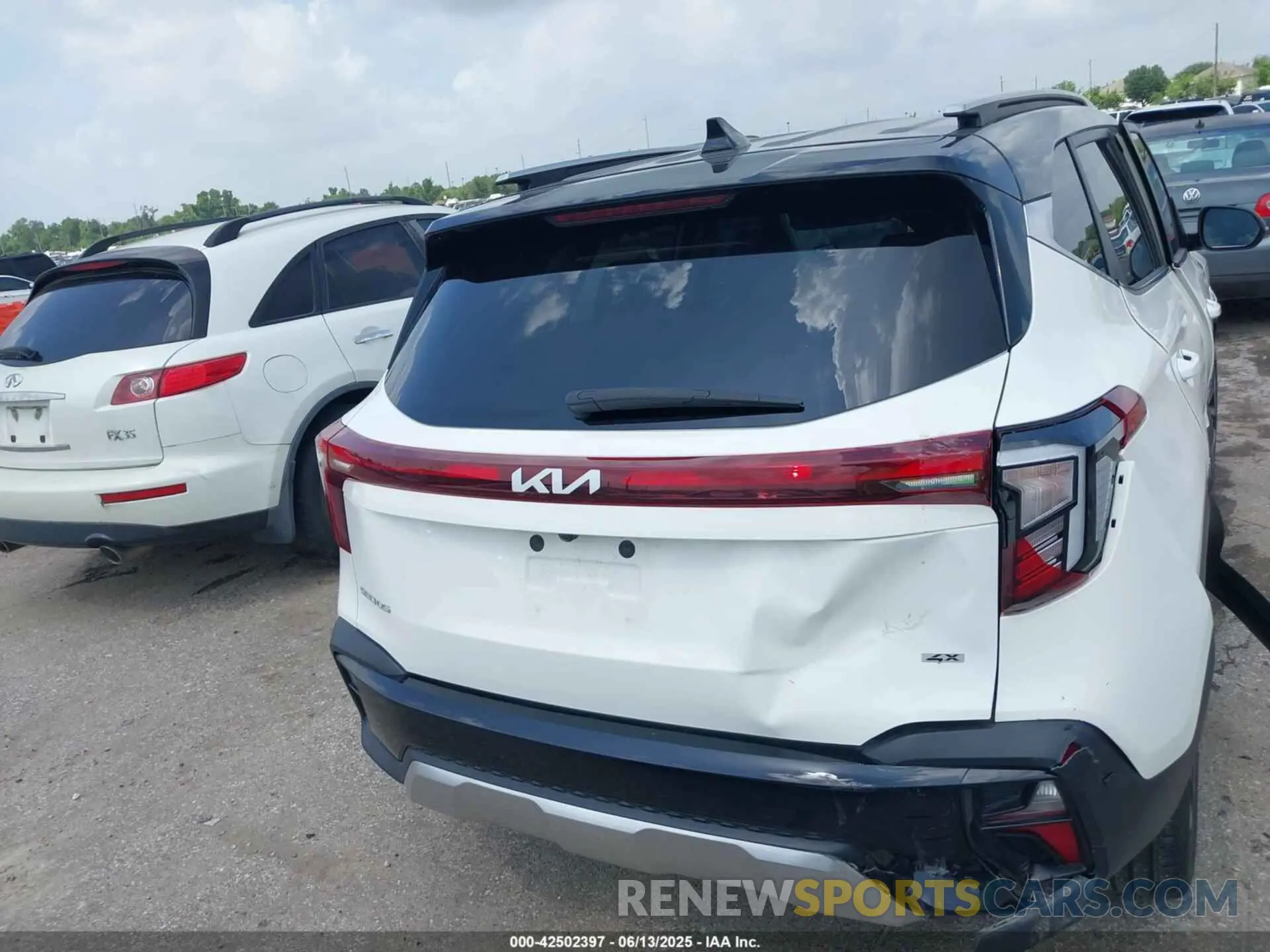 16 Photograph of a damaged car KNDETCA78R7600389 KIA SELTOS 2024